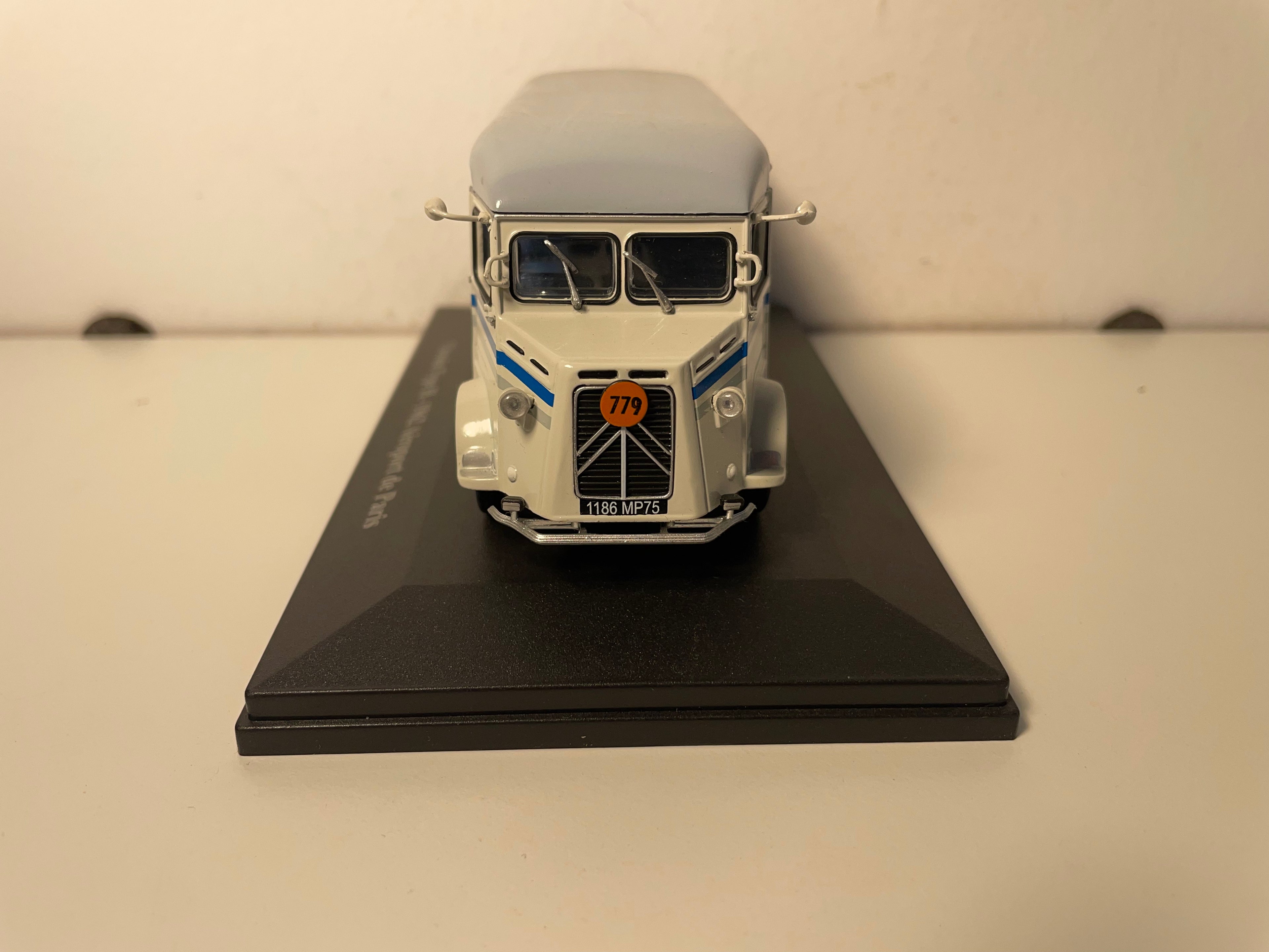 1962 Citroën Type H op de luchthaven van Parijs