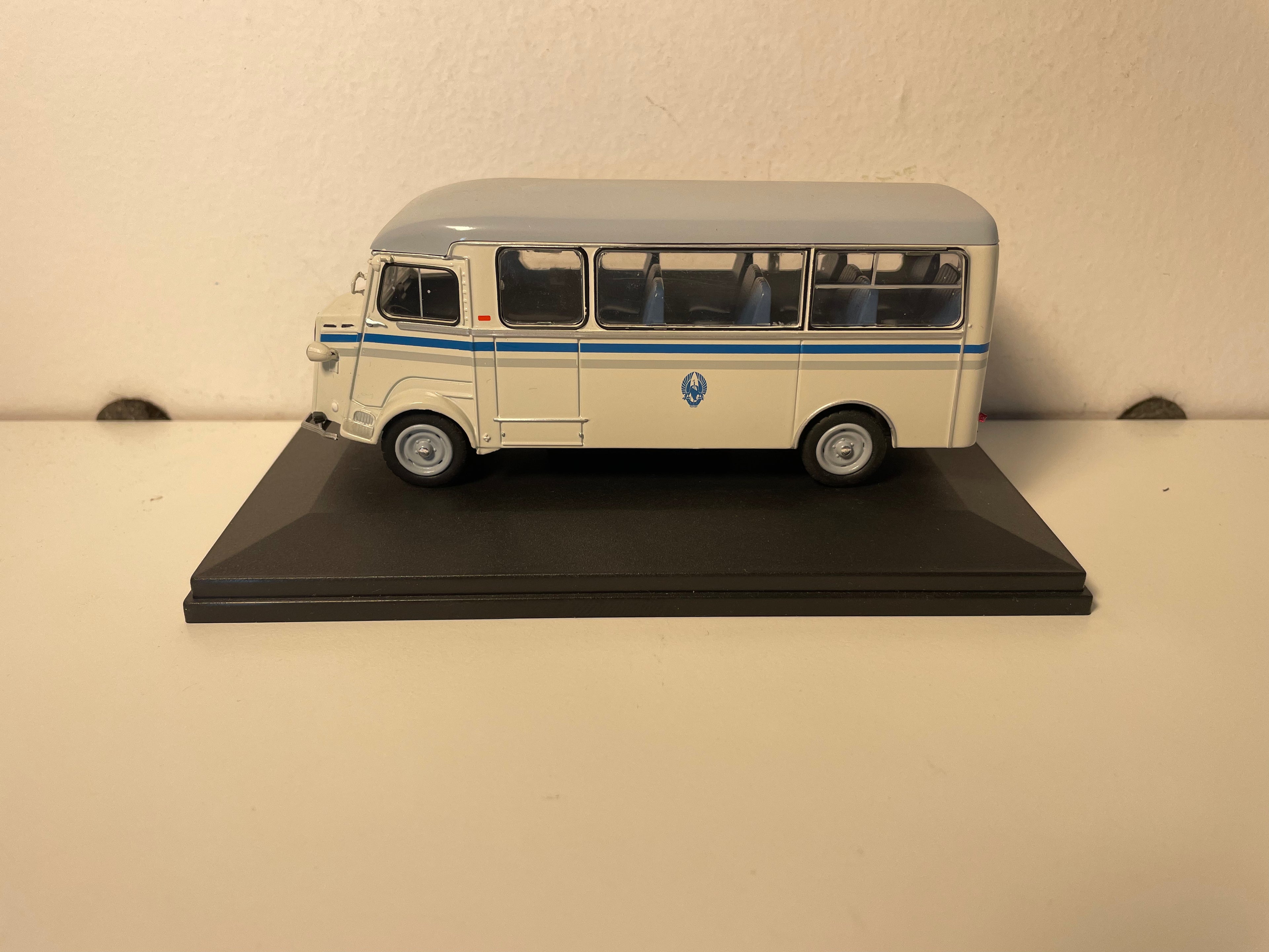 1962 Citroën Type H op de luchthaven van Parijs