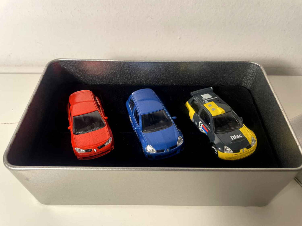 zestaw Renault Sport z 1 czerwonym Mégane Sport z 2004 roku, 1 niebieską Clio V6 z 2003 roku i 1 szaro-żółtą Clio Super 1600 z 2004 roku (SKALA: 1/64)