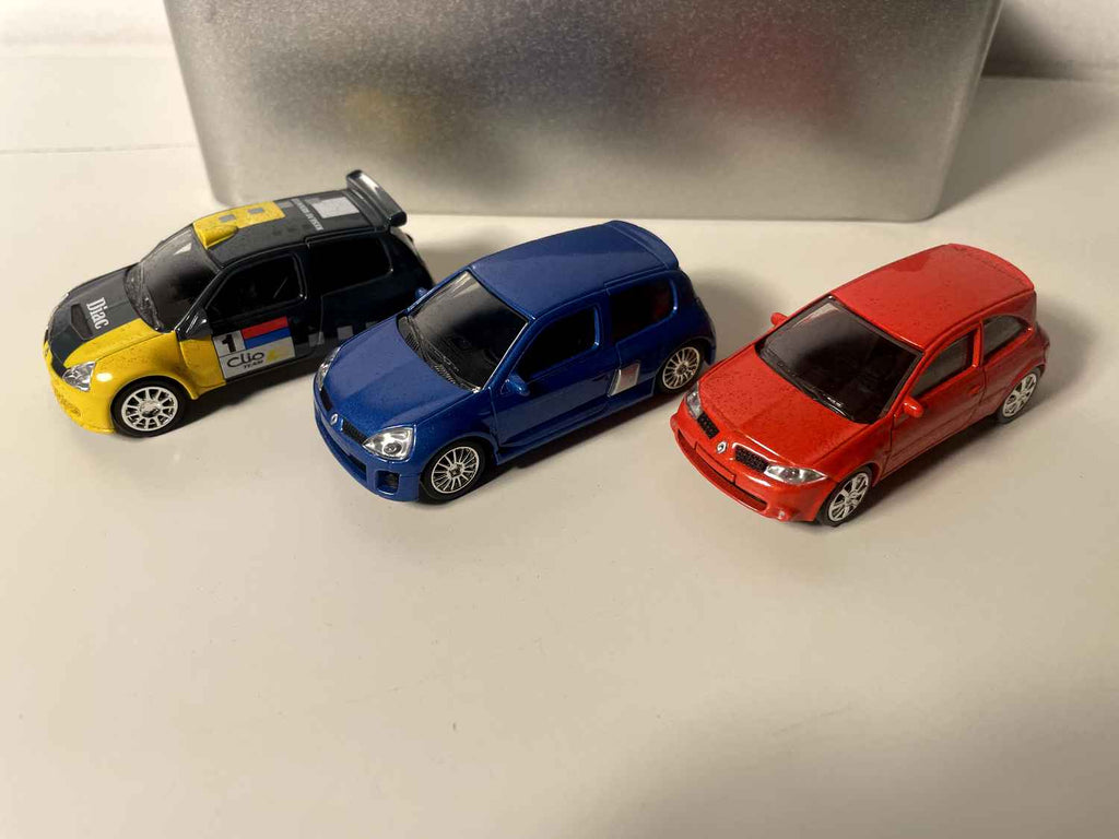 zestaw Renault Sport z 1 czerwonym Mégane Sport z 2004 roku, 1 niebieską Clio V6 z 2003 roku i 1 szaro-żółtą Clio Super 1600 z 2004 roku (SKALA: 1/64)