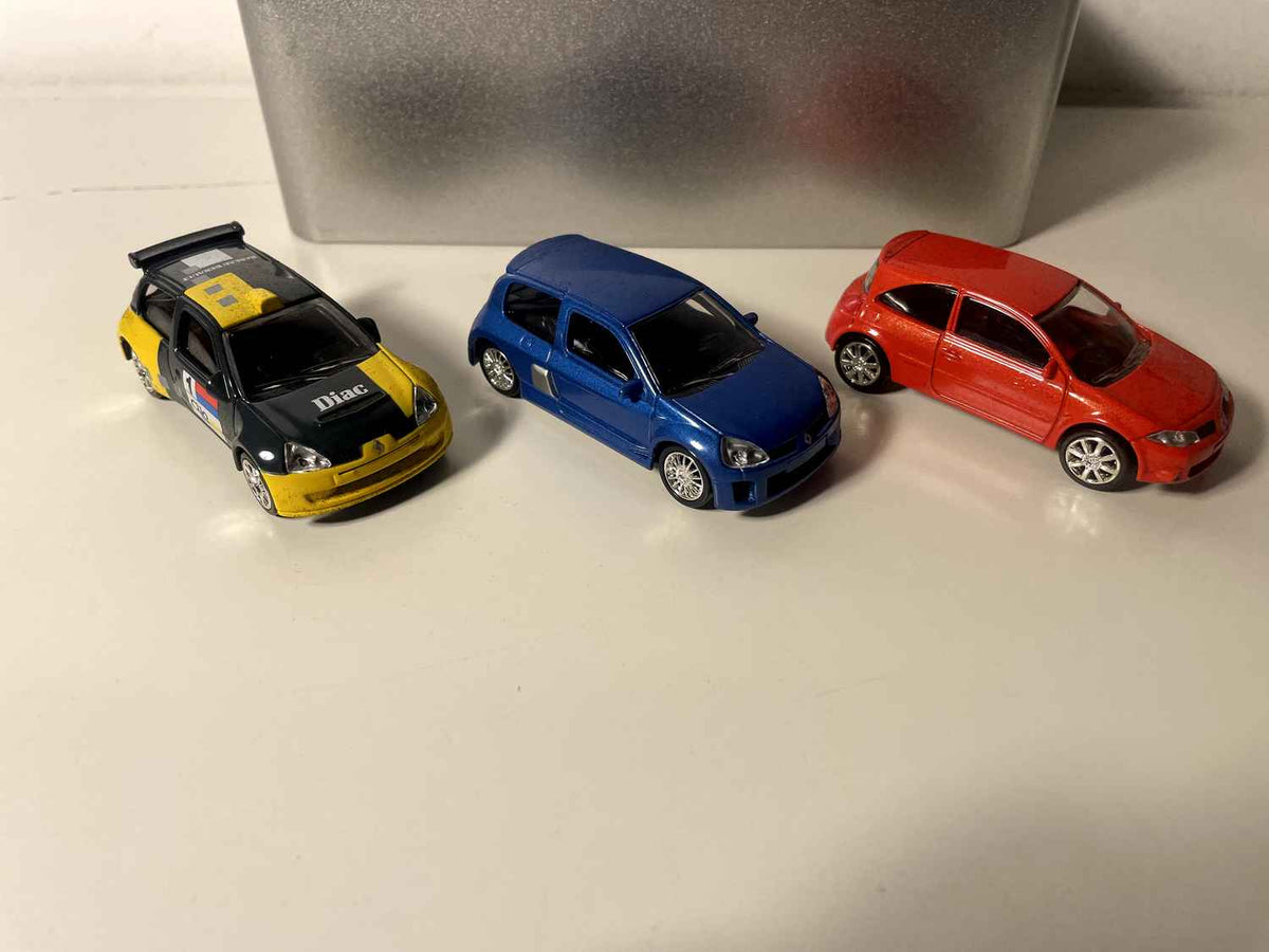 zestaw Renault Sport z 1 czerwonym Mégane Sport z 2004 roku, 1 niebieską Clio V6 z 2003 roku i 1 szaro-żółtą Clio Super 1600 z 2004 roku (SKALA: 1/64)