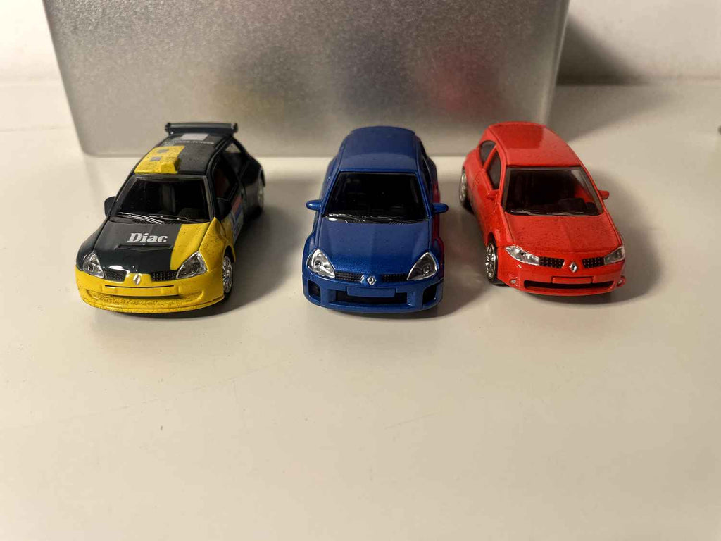 zestaw Renault Sport z 1 czerwonym Mégane Sport z 2004 roku, 1 niebieską Clio V6 z 2003 roku i 1 szaro-żółtą Clio Super 1600 z 2004 roku (SKALA: 1/64)