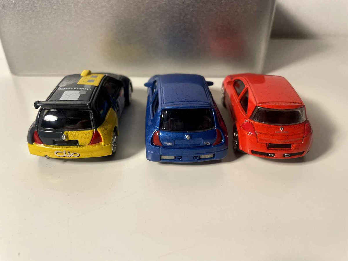 zestaw Renault Sport z 1 czerwonym Mégane Sport z 2004 roku, 1 niebieską Clio V6 z 2003 roku i 1 szaro-żółtą Clio Super 1600 z 2004 roku (SKALA: 1/64)