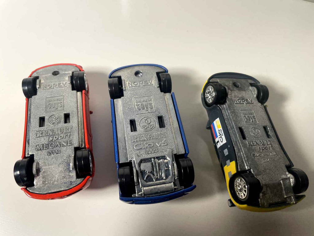 zestaw Renault Sport z 1 czerwonym Mégane Sport z 2004 roku, 1 niebieską Clio V6 z 2003 roku i 1 szaro-żółtą Clio Super 1600 z 2004 roku (SKALA: 1/64)