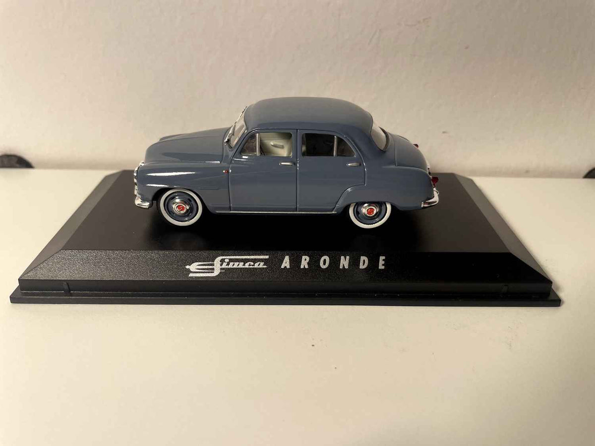 Simca Aronde blauwgrijs of grijzig blauw? - NOREV