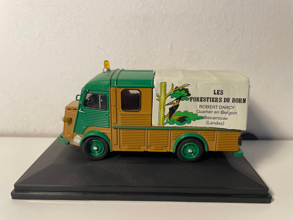 Citroën type HY vert et marron et bâche grise de 1968 - plateau double cabine - Les forestiers du Born (Biscarrosse)
