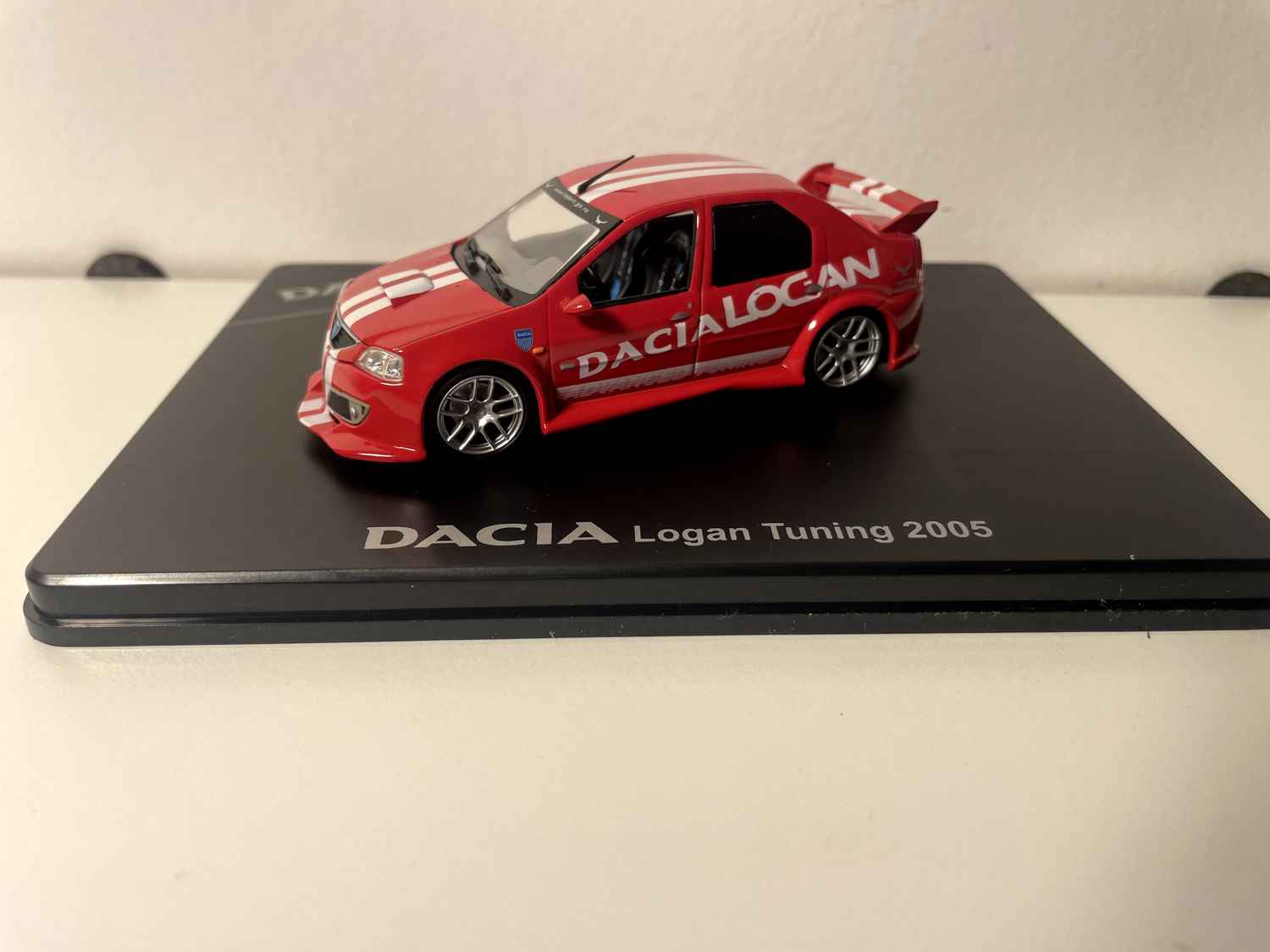 Dacia Logan Tuning rout an wäiss aus 2005 - ELIGOR
