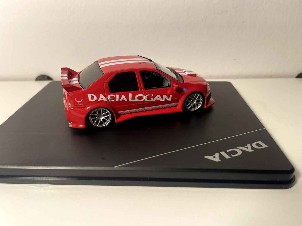 Dacia Logan Tuning rout an wäiss aus 2005 - ELIGOR