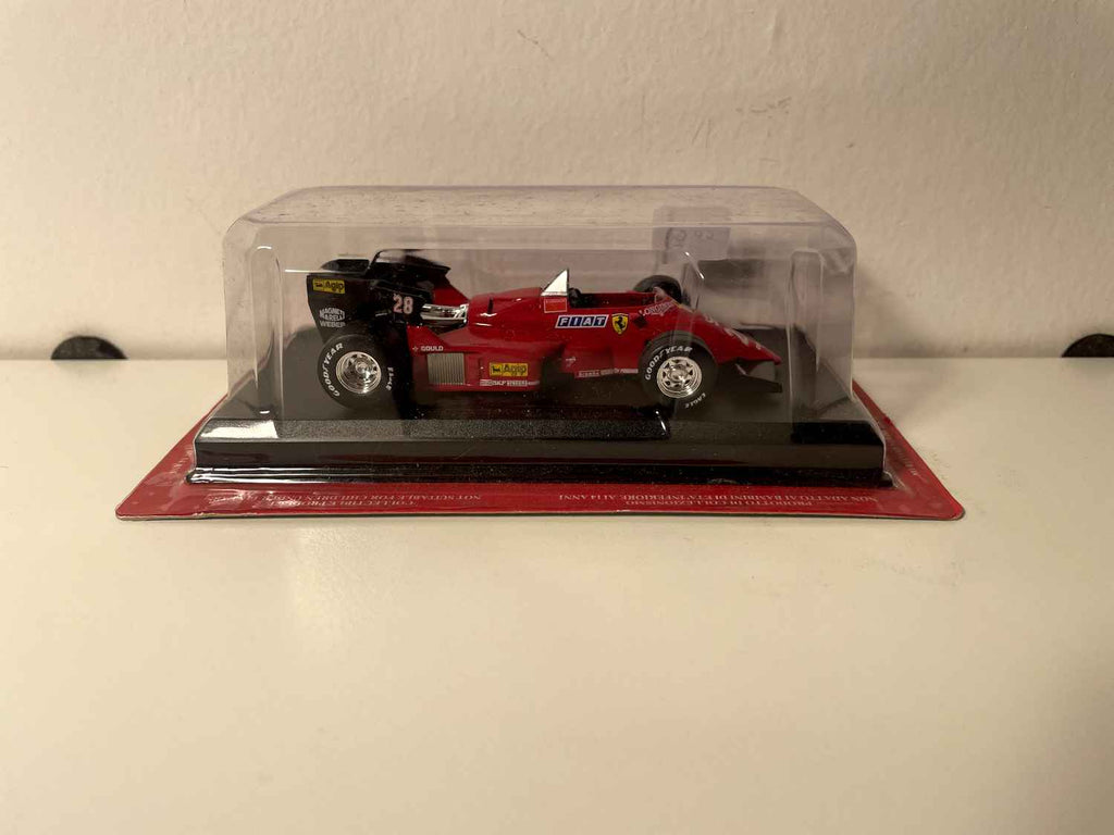 Ferrari 126 C4 rouge numéro 28 de 1984 - Formule 1 - René Arnoux blister)