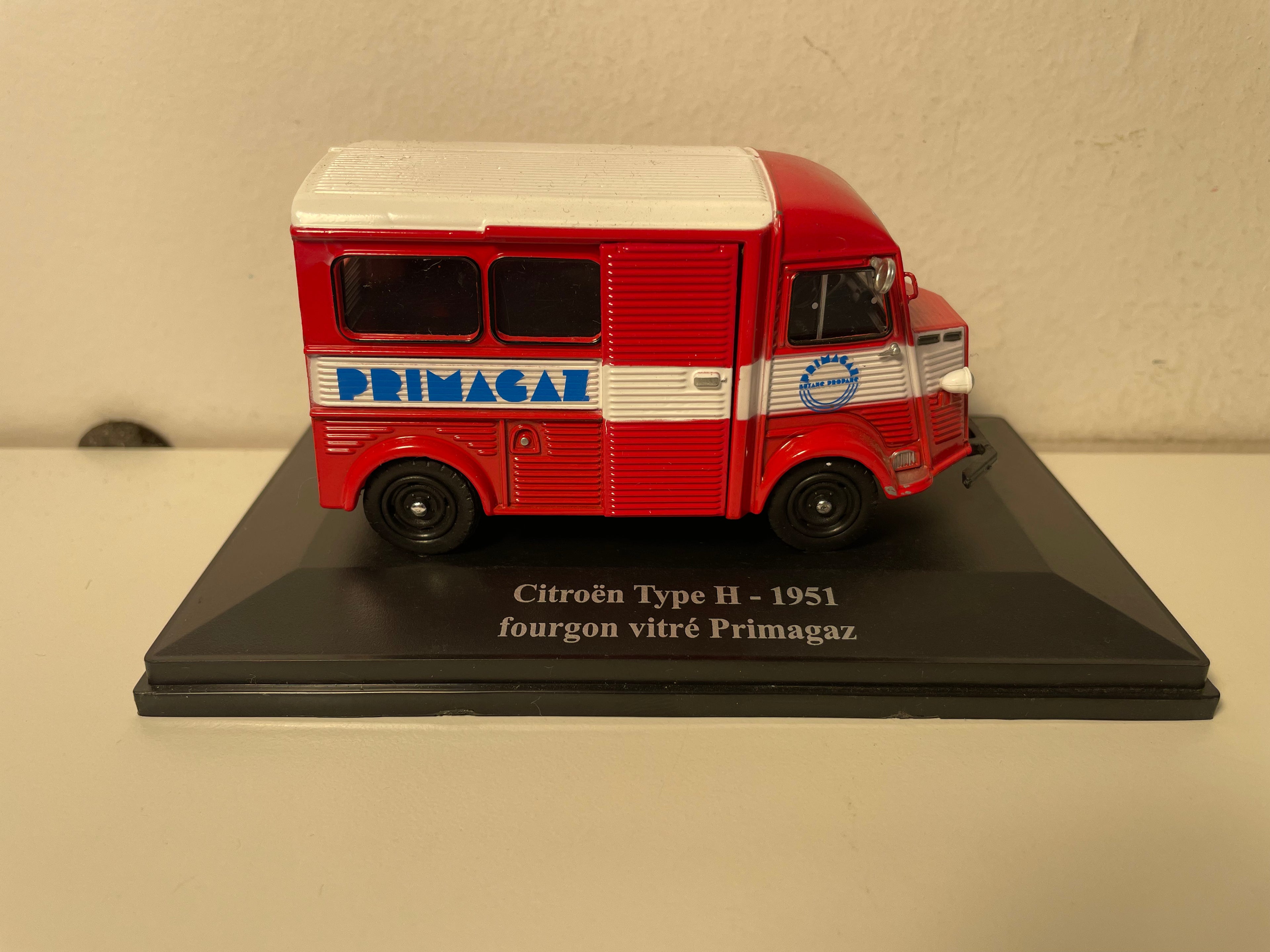 Citroën type H rood en wit PRIMAGAZ van 1951 - Primagaz Verkeersvoertuig