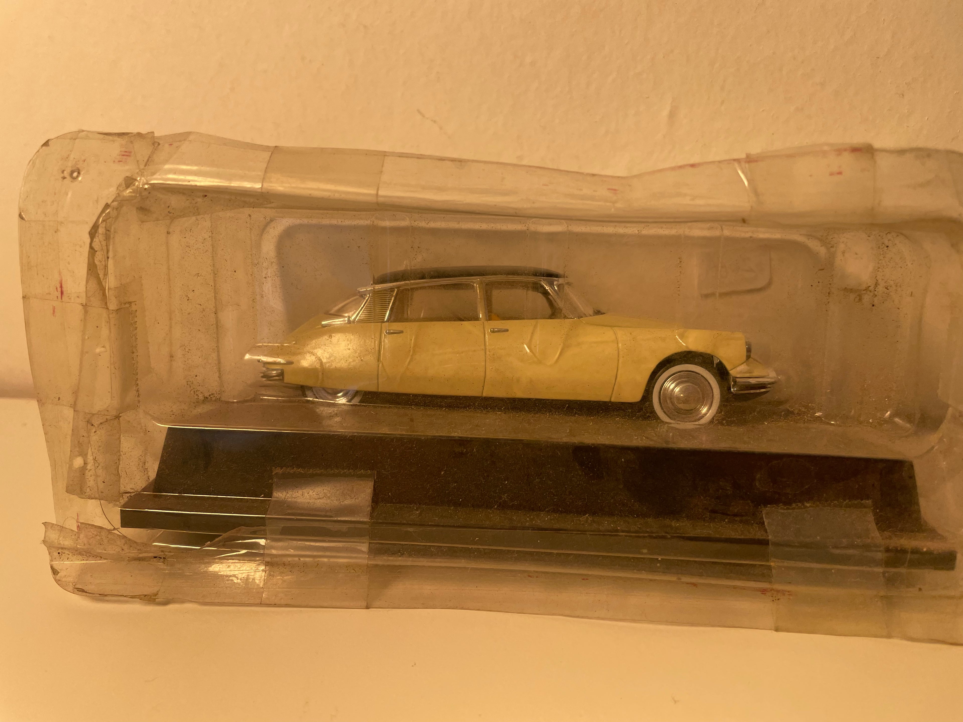 1956 Citroën DS 19 Beige with Black Roof (in Blister Pack)