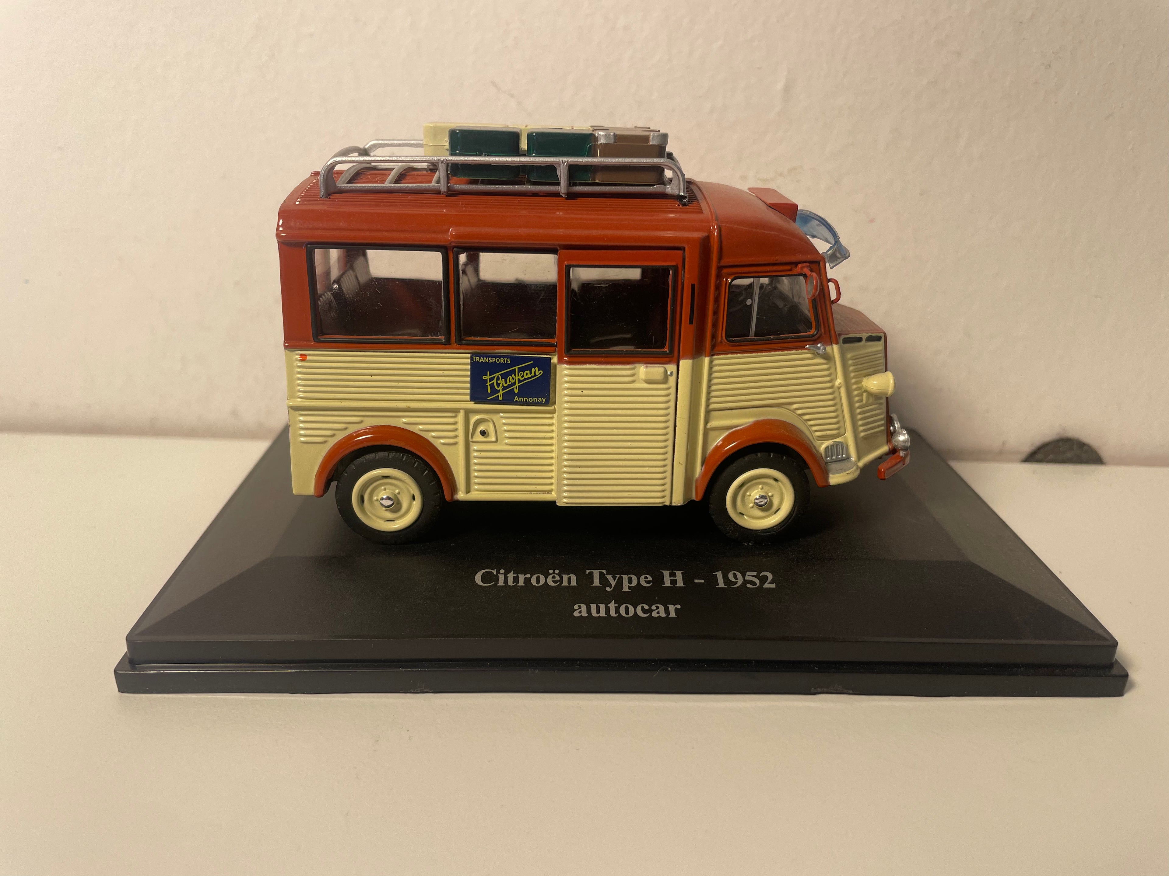 Beige en bruine Citroën Type H touringcar uit 1952 met bagage op het dak