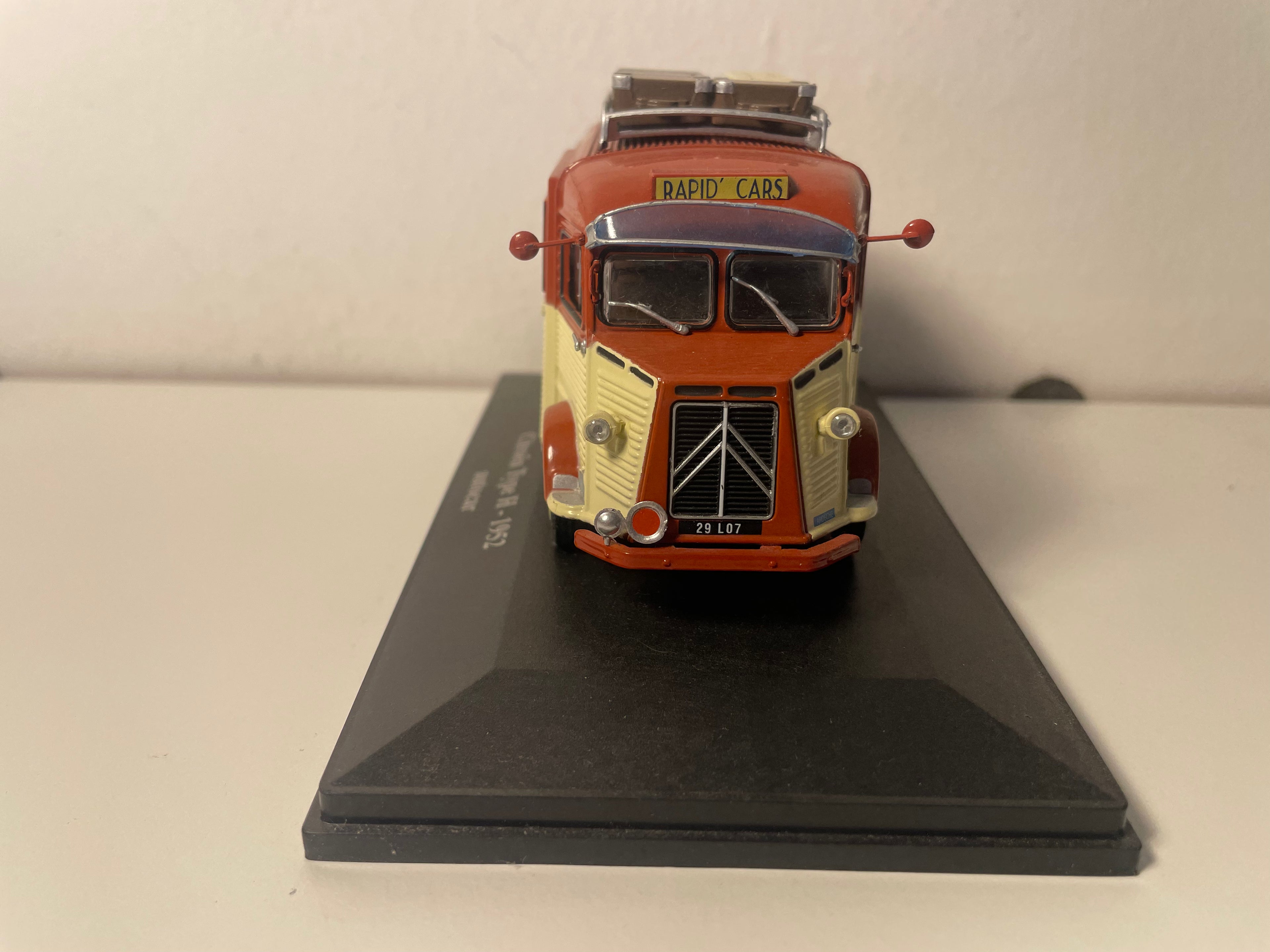 Beige en bruine Citroën Type H touringcar uit 1952 met bagage op het dak