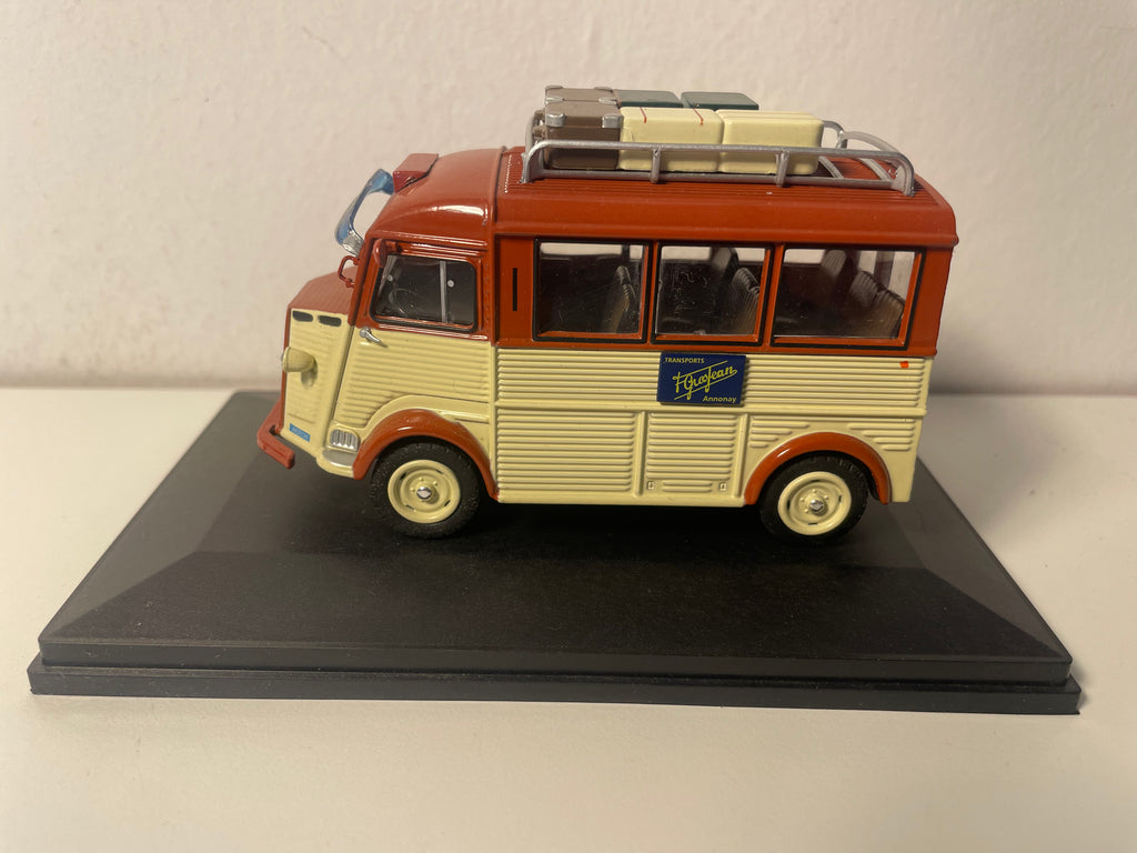 Autobus Citroën Tipo H beige e marrone del 1952 con bagagli sul tetto