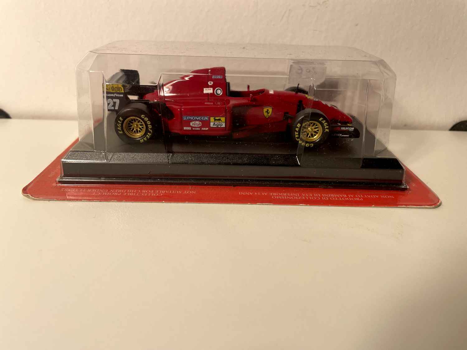 Ferrari 412T2 rouge numéro 27 de 1995 - Formule 1 - Jean Alési