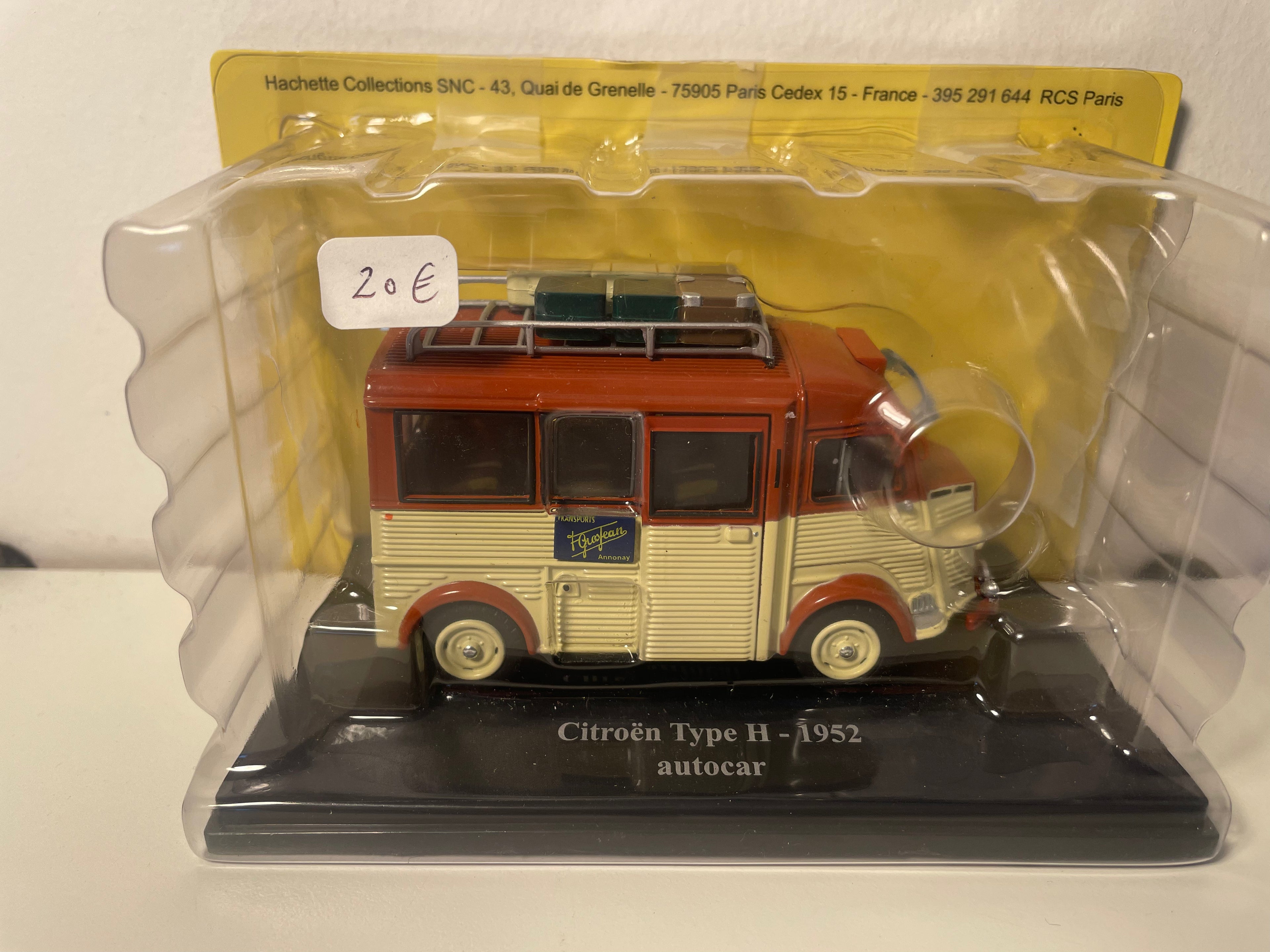 Beige en bruine Citroën Type H touringcar uit 1952 met bagage op het dak