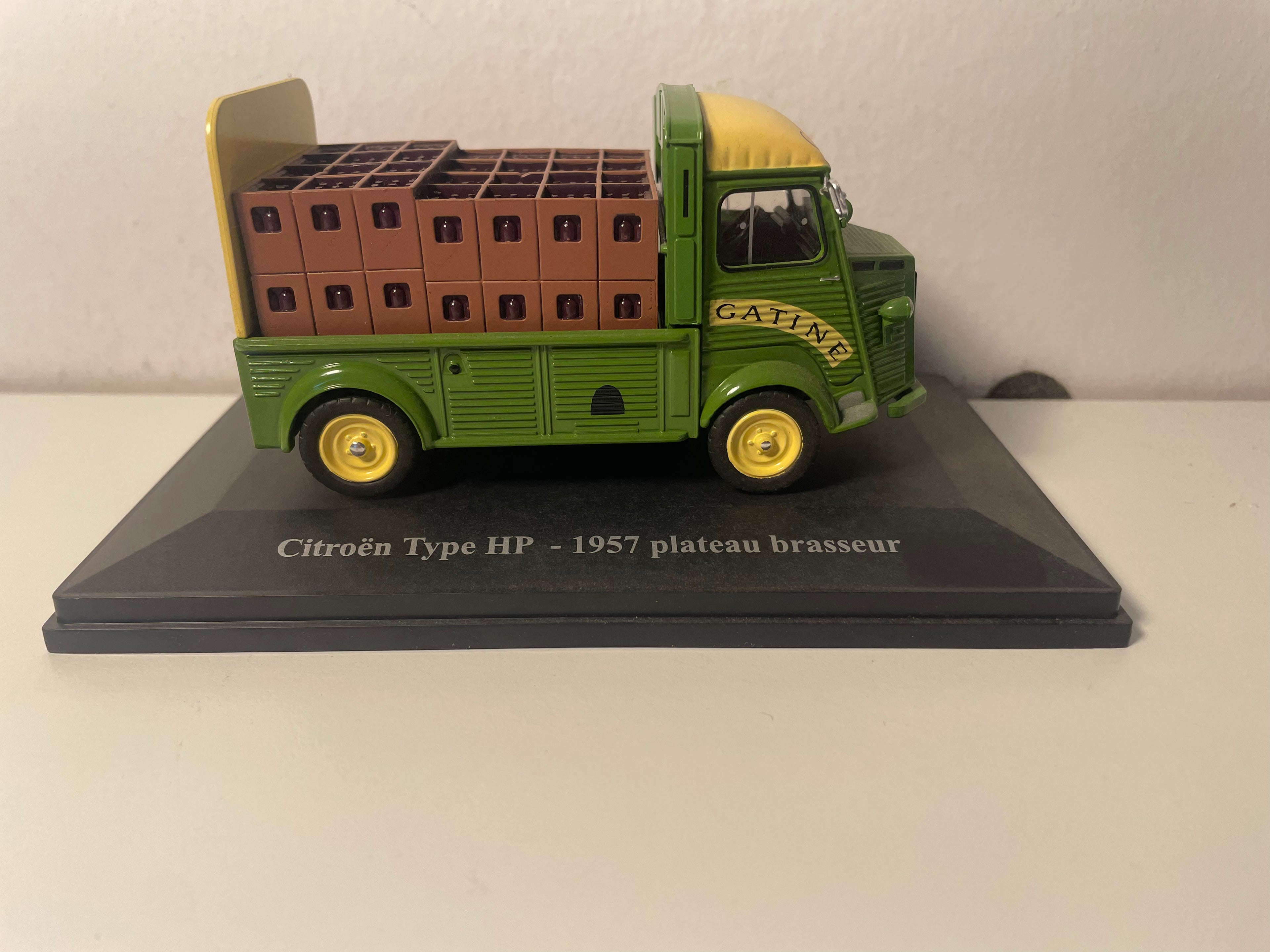 Citroën type HP groene brouwerij plateauwagen van 1957 met flessenkratten op de laadbak