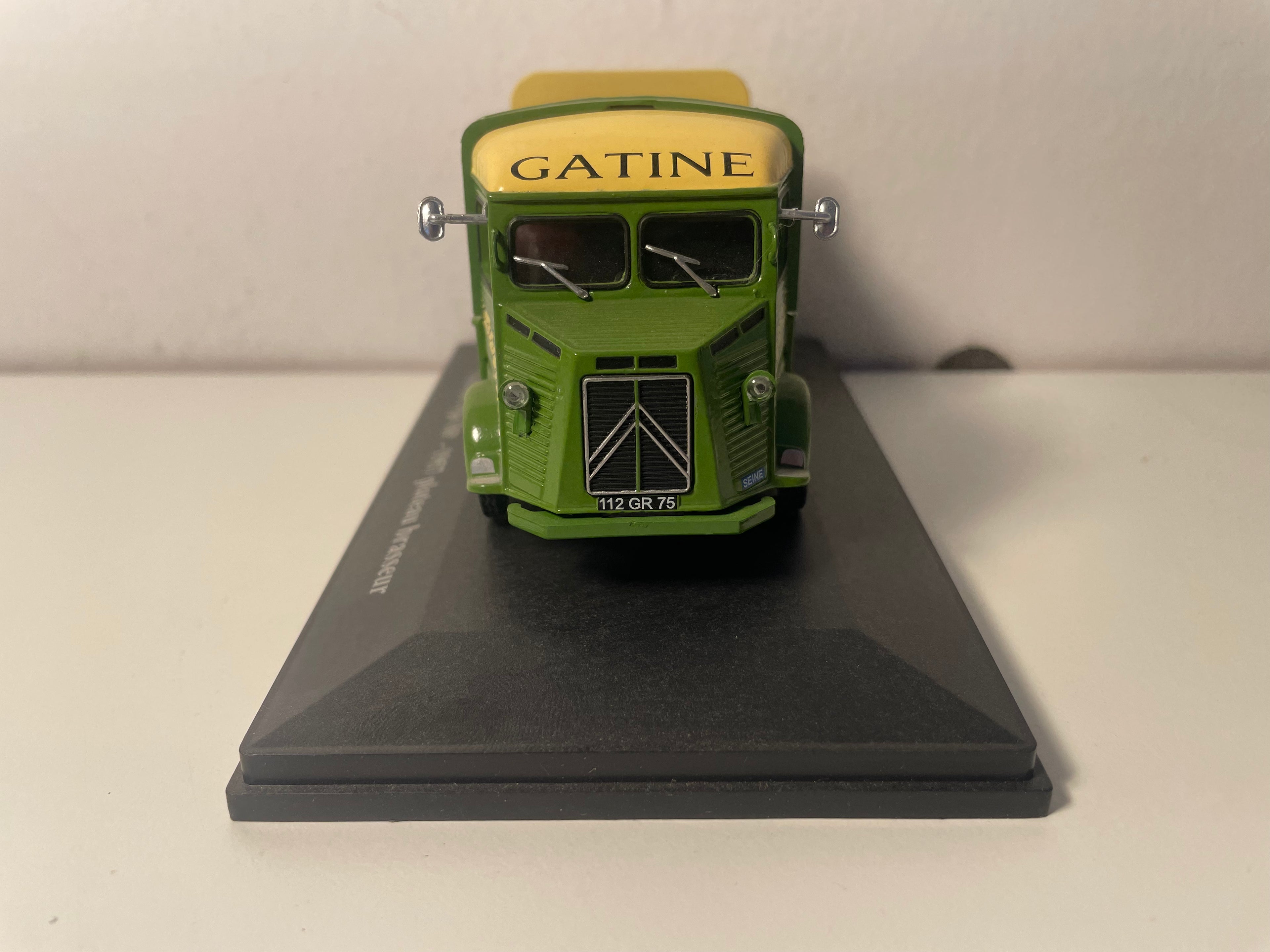 Citroën type HP groene brouwerij plateauwagen van 1957 met flessenkratten op de laadbak