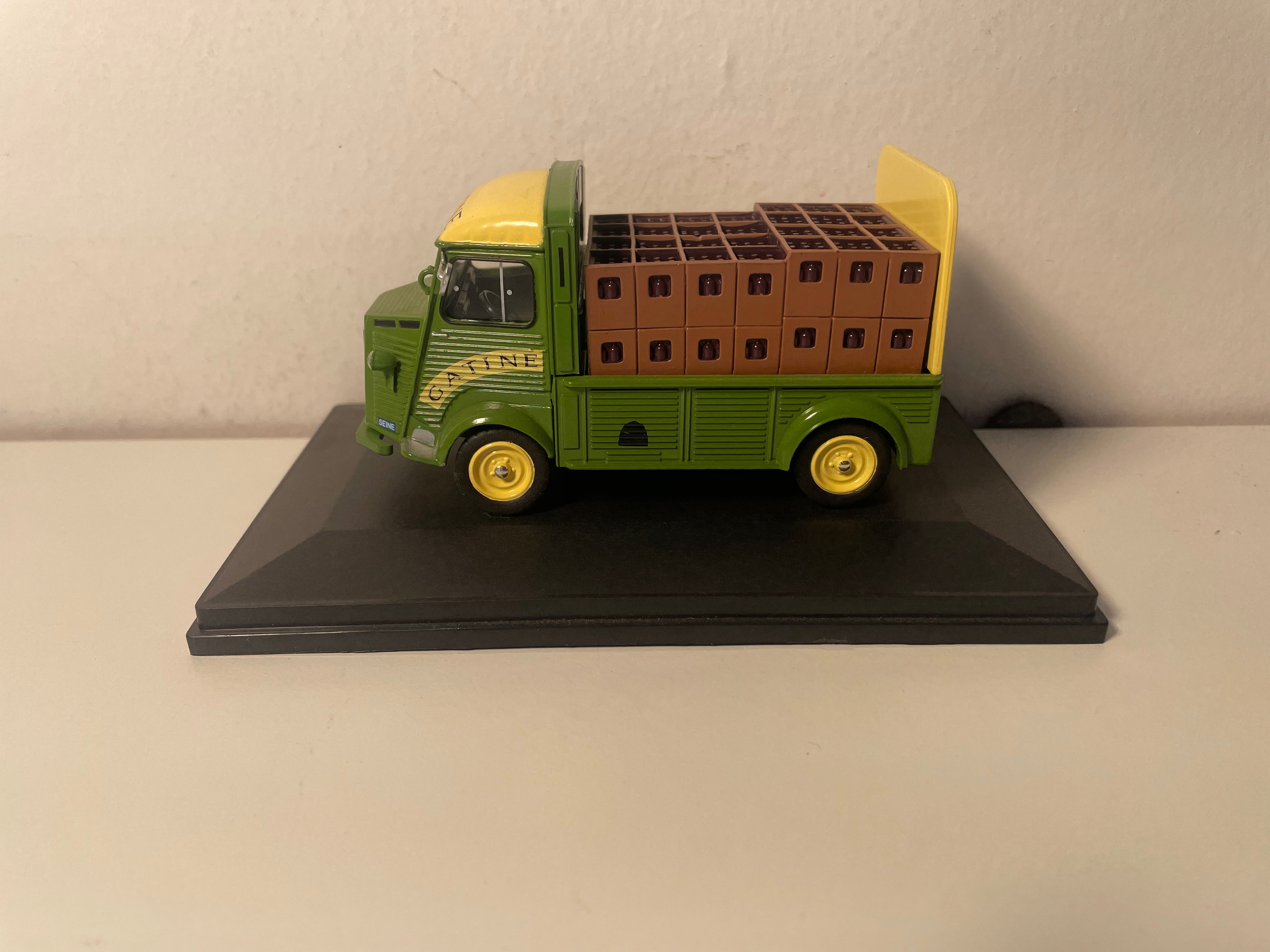 Citroën type HP groene brouwerij plateauwagen van 1957 met flessenkratten op de laadbak