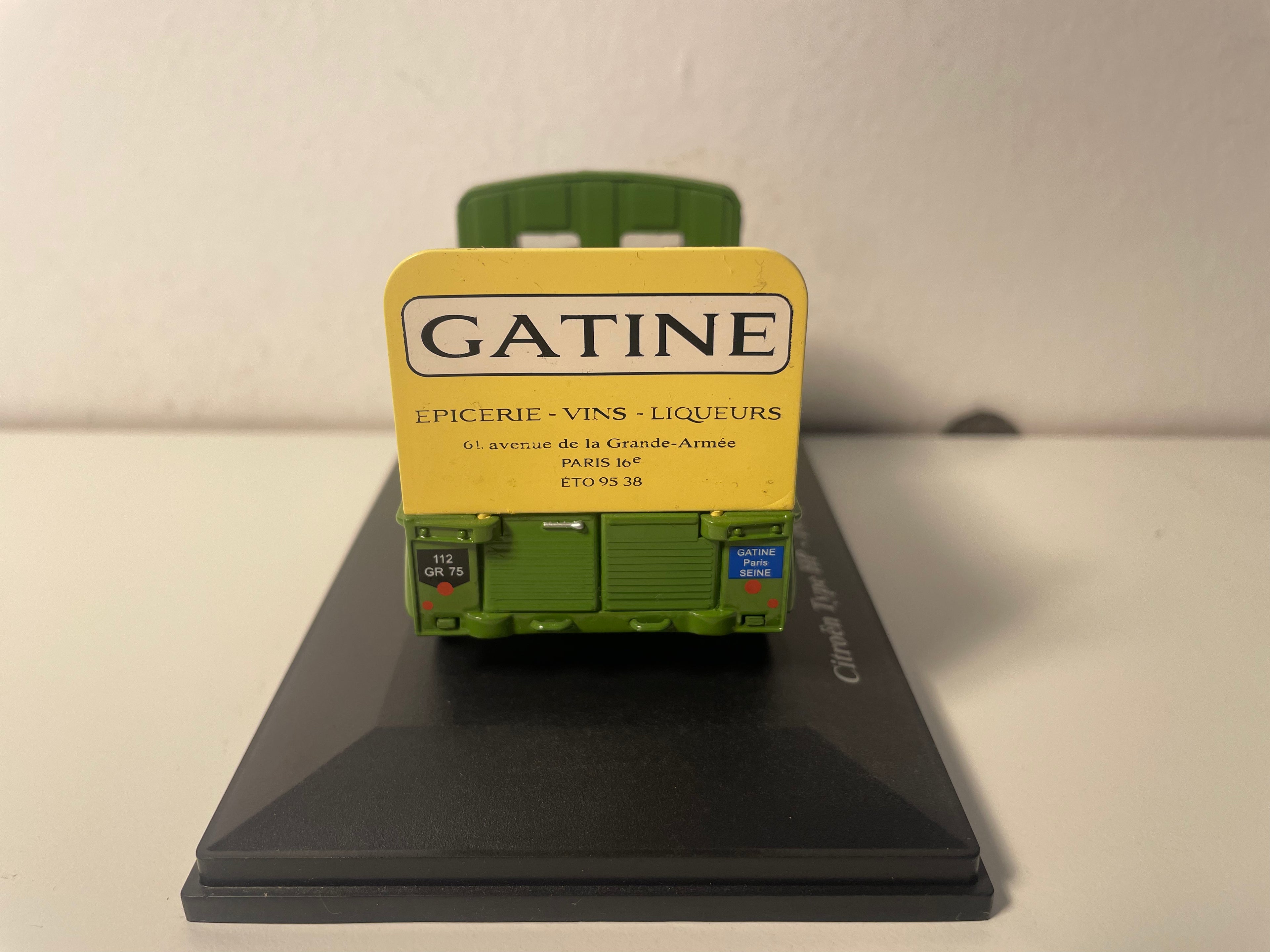 Citroën type HP groene brouwerij plateauwagen van 1957 met flessenkratten op de laadbak