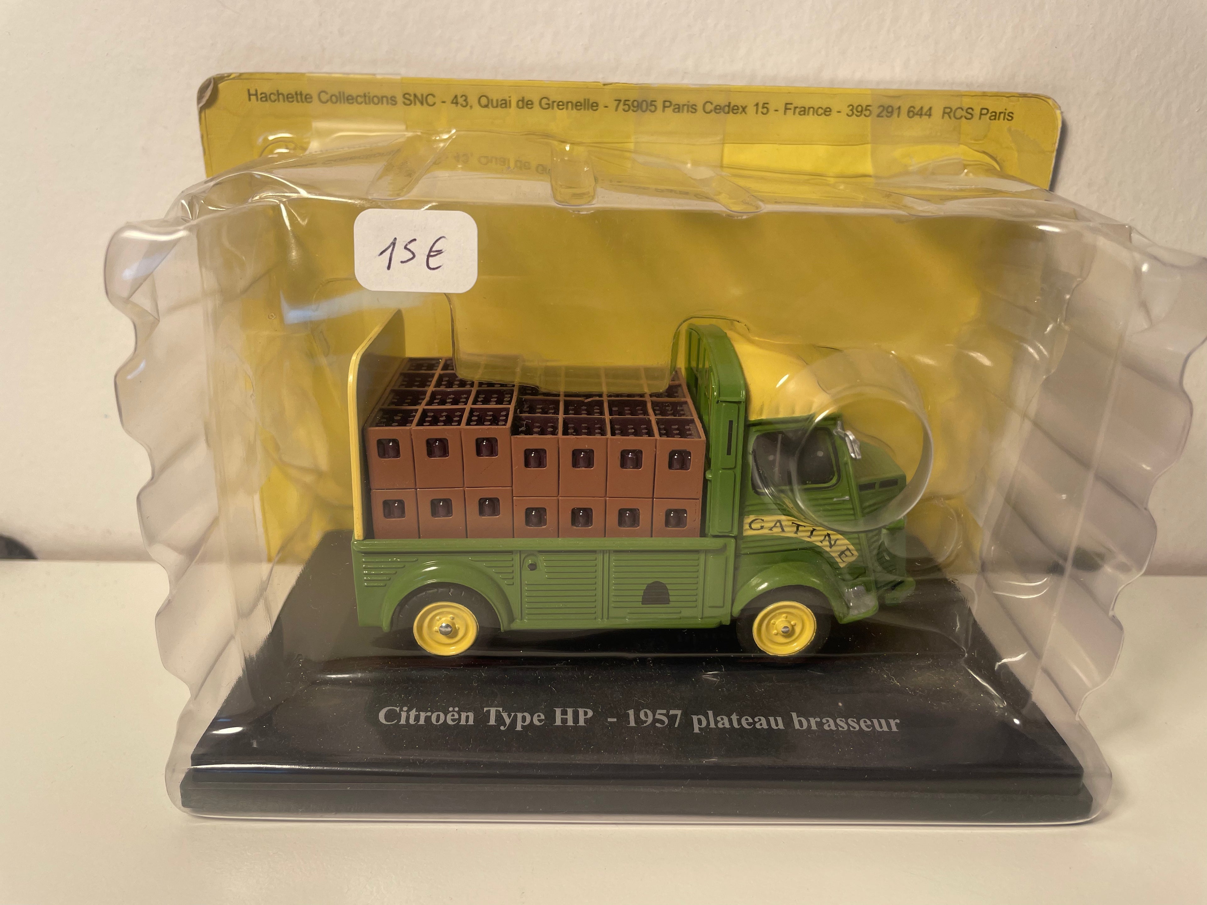 Citroën type HP groene brouwerij plateauwagen van 1957 met flessenkratten op de laadbak