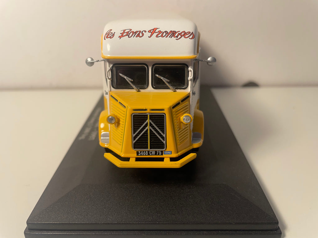 Citroën type HZ blanc et orange de 1957 - châssis long 1200 Kg "Les bons fromages" chez Daniel Paris 2ème