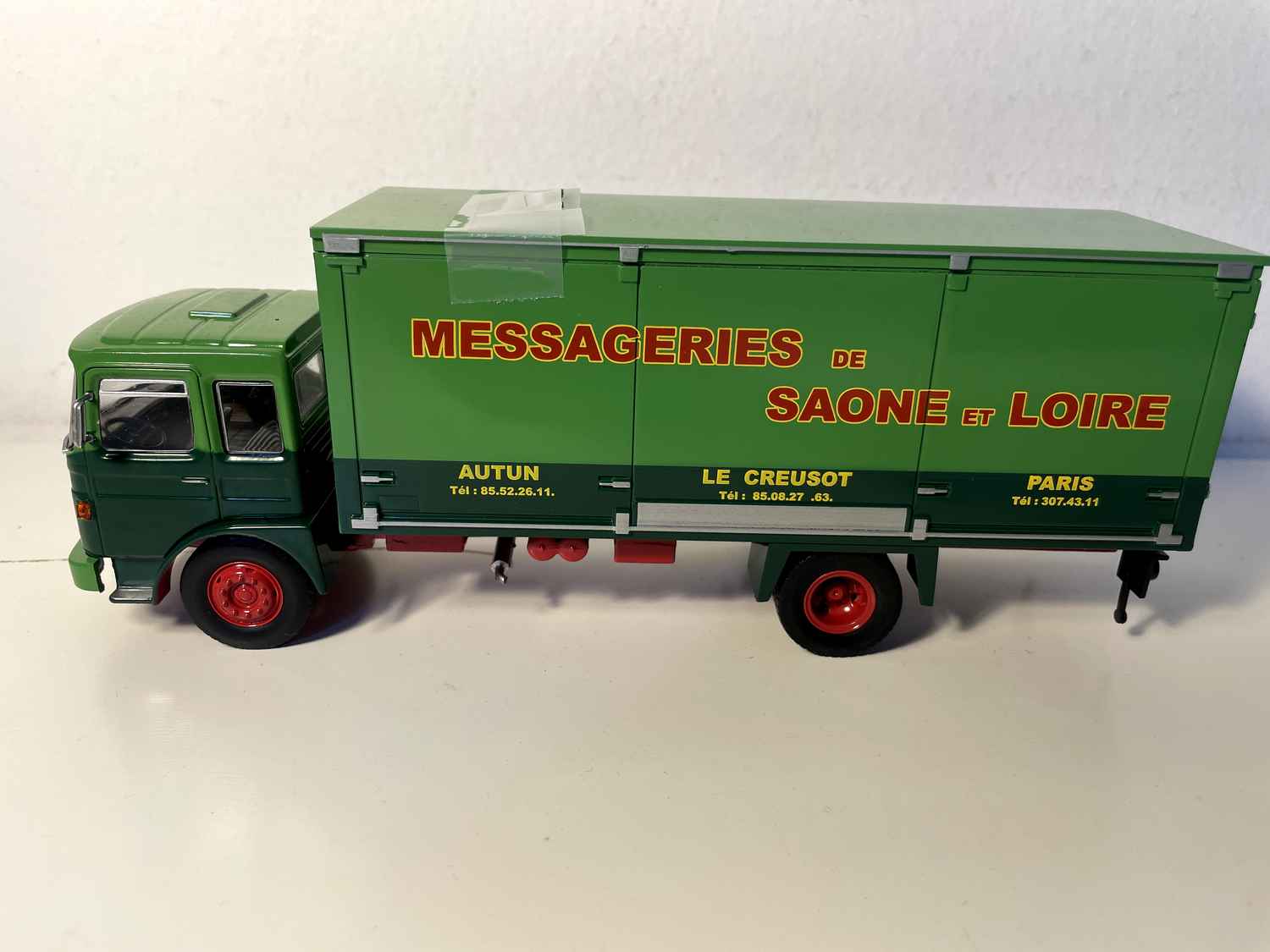 SAVIEM SM 200 green truck MESSAGERIES DE SAONE ET LOIRE (1 mirror to reattach)