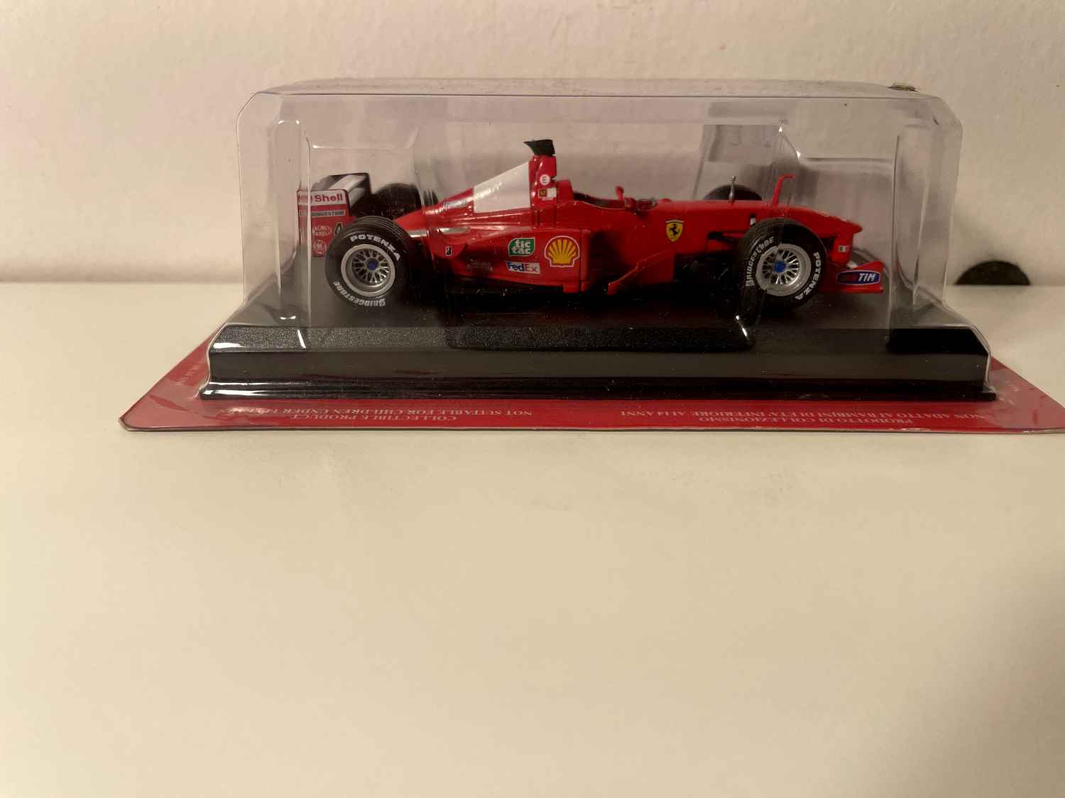 Ferrari F399 rout Nummer 4 vum 1999 - Formel 1 - Eddie Irvine