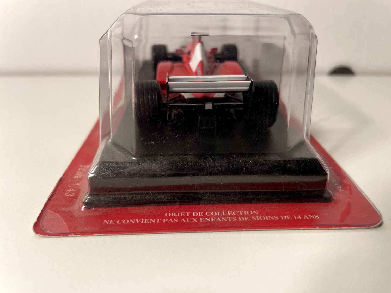 Ferrari F399 rout Nummer 4 vum 1999 - Formel 1 - Eddie Irvine