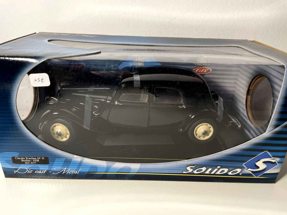 Citroën Traction AV 11 czarna limuzyna z 1938 roku (Solido nr 8177) - Skala 1/18
