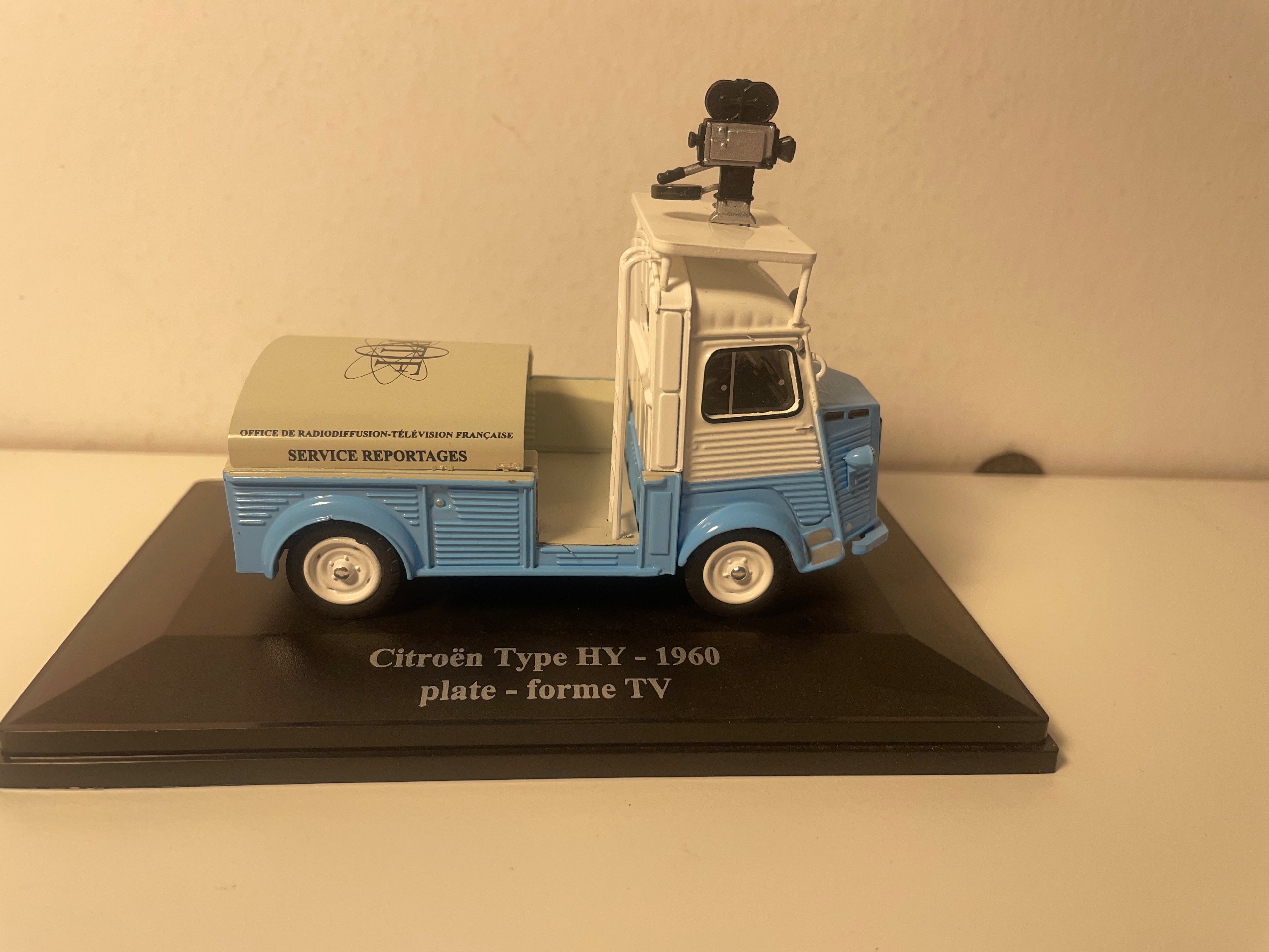 Citroën type HY blauw en grijs uit 1960 - TV-platform - ORTF (twee spiegels ontbreken)