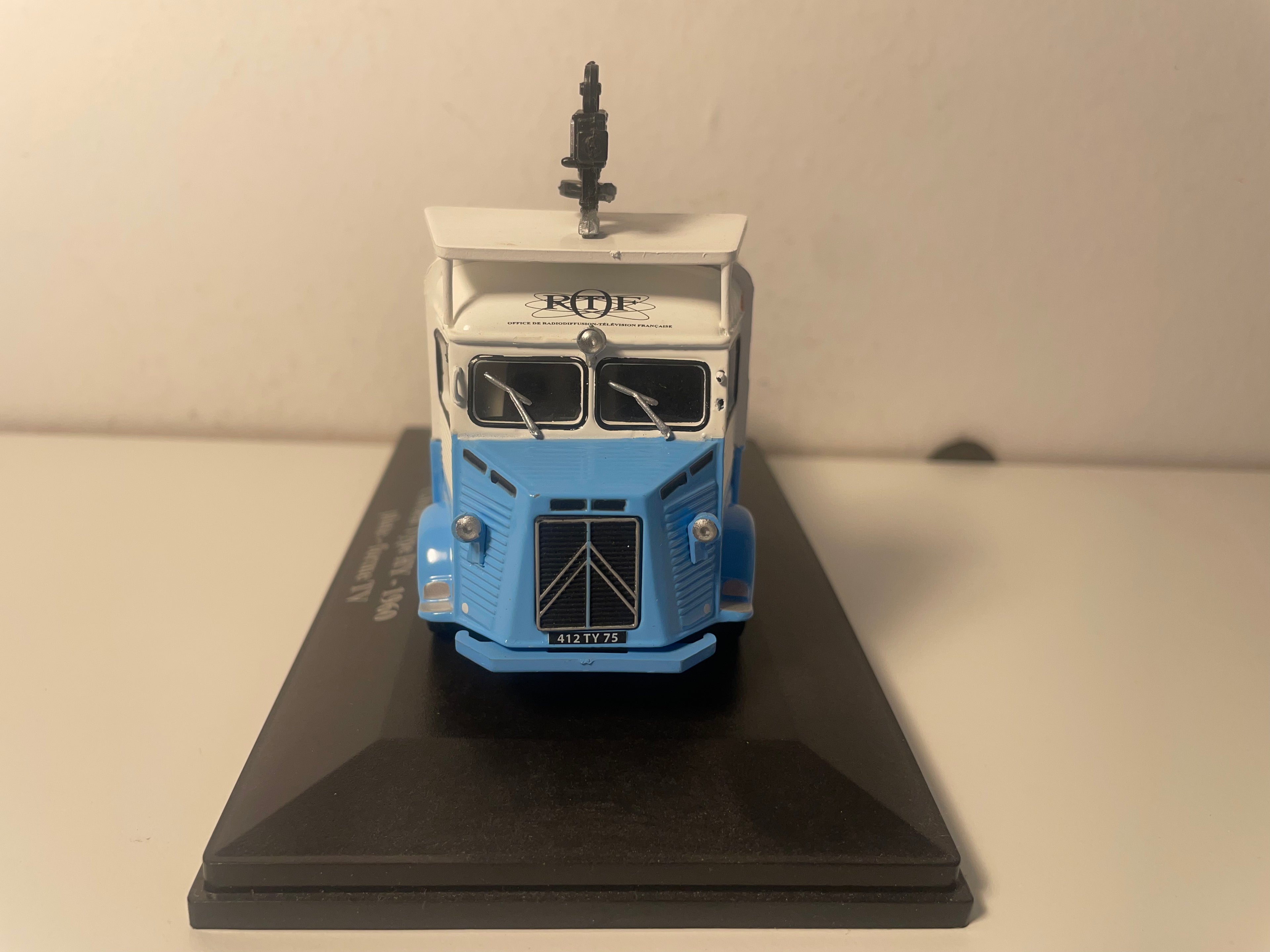 Citroën type HY blauw en grijs uit 1960 - TV-platform - ORTF (twee spiegels ontbreken)