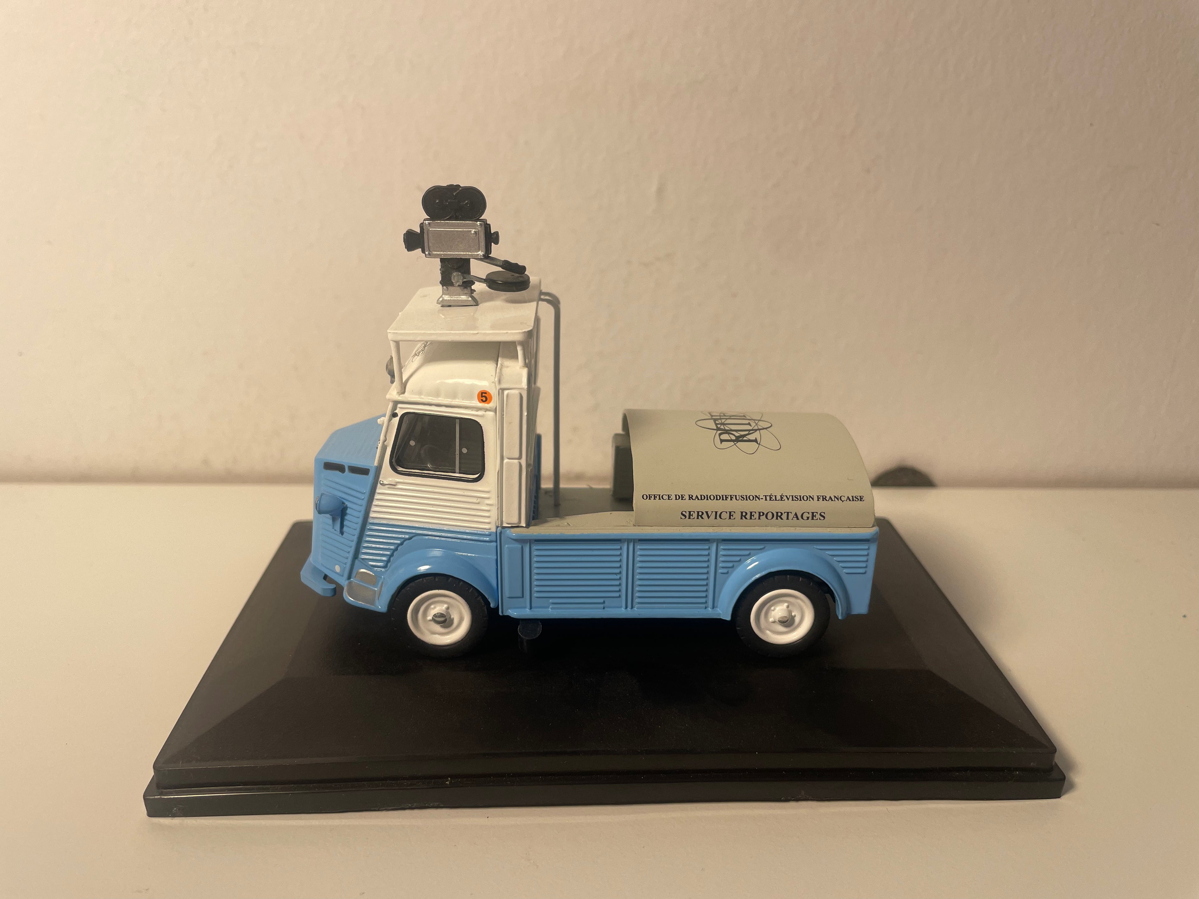 Citroën type HY blauw en grijs uit 1960 - TV-platform - ORTF (twee spiegels ontbreken)