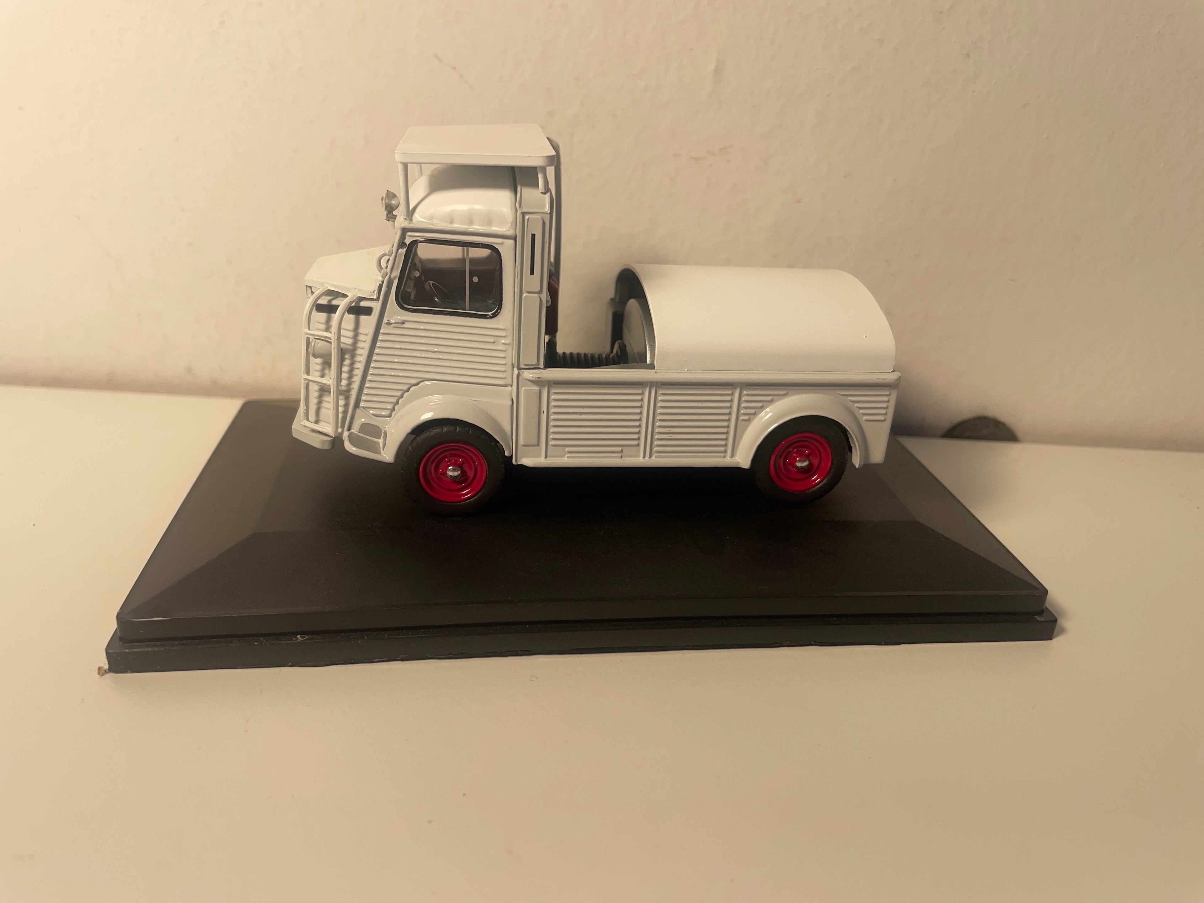 Citroën blanco tipo HY de 1960 - plataforma de servicio de cabina de aeropuerto
