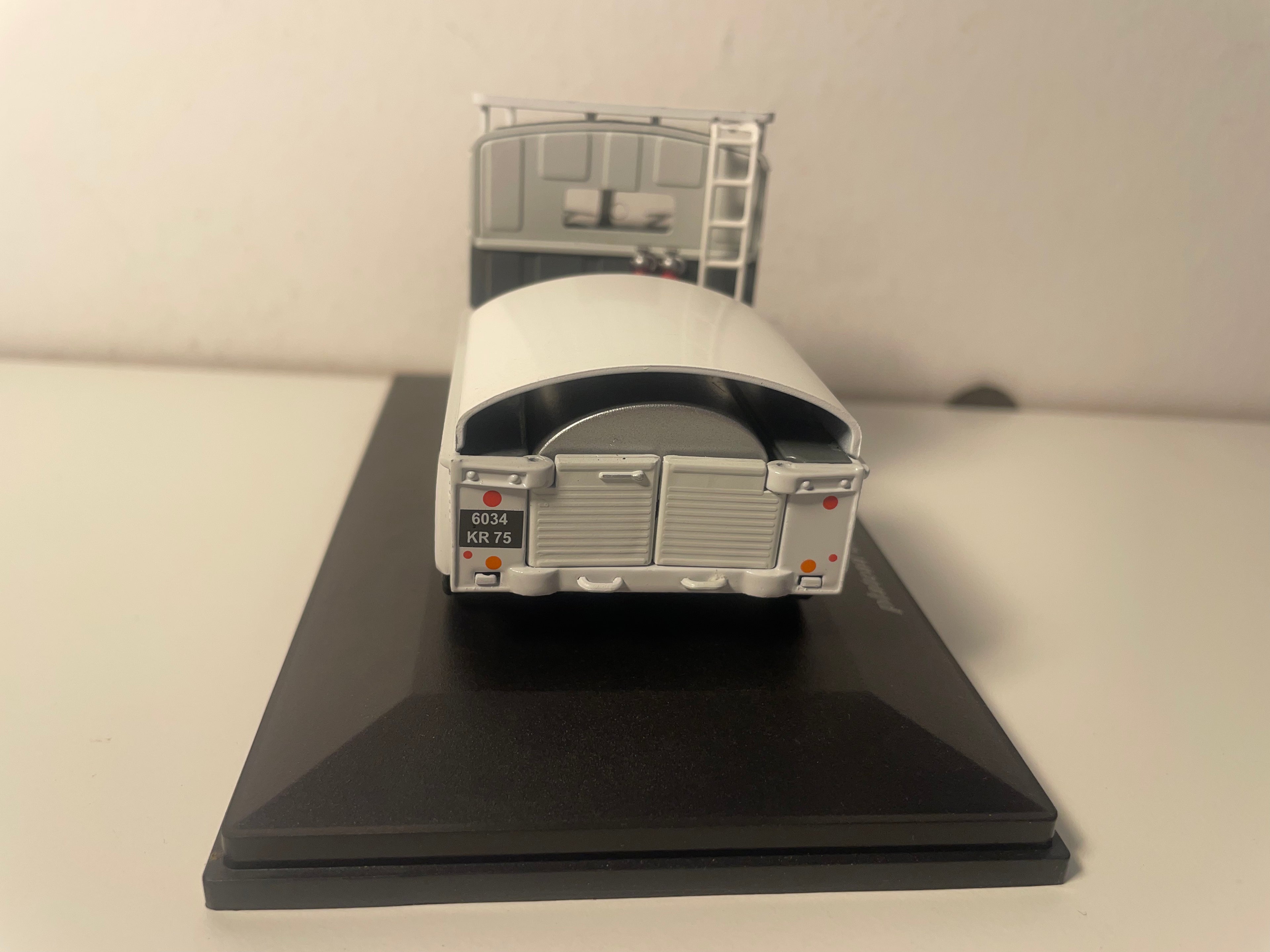 Citroën blanco tipo HY de 1960 - plataforma de servicio de cabina de aeropuerto
