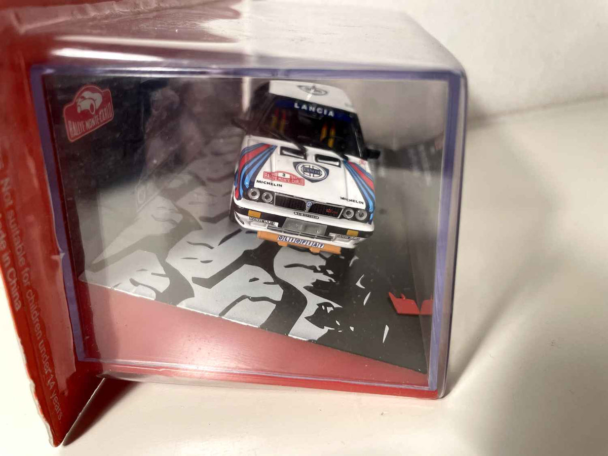 Lancia Delta HF 4WD wäiss, blo a rout nummer 3 (Rallye de Monte-Carlo 1988)