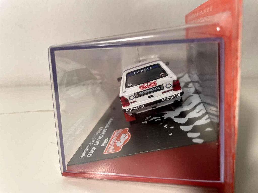 Lancia Delta HF 4WD blanche, bleue et rouge numéro 3 - Rallye de Monté-Carlo de 1988