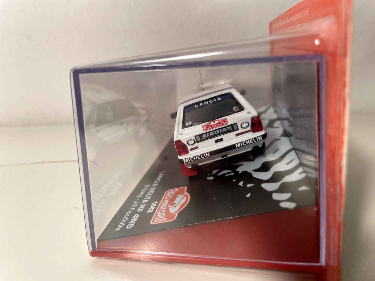 Lancia Delta HF 4WD wäiss, blo a rout nummer 3 (Rallye de Monte-Carlo 1988)