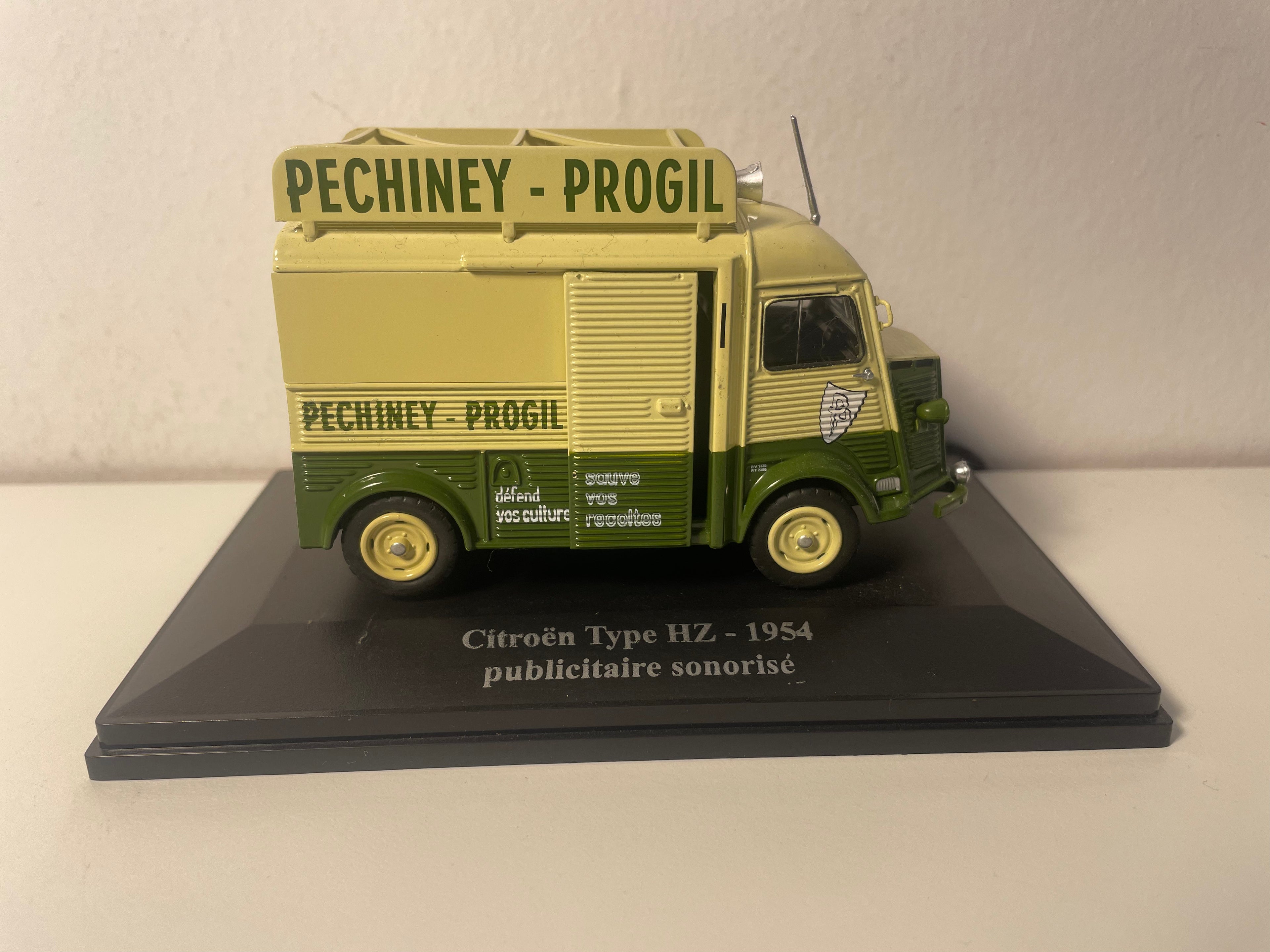 Citroën type HZ groen en beige uit 1954 - geluid reclamewagen PECHINEY - PROGYL (1 spiegel ontbreekt)