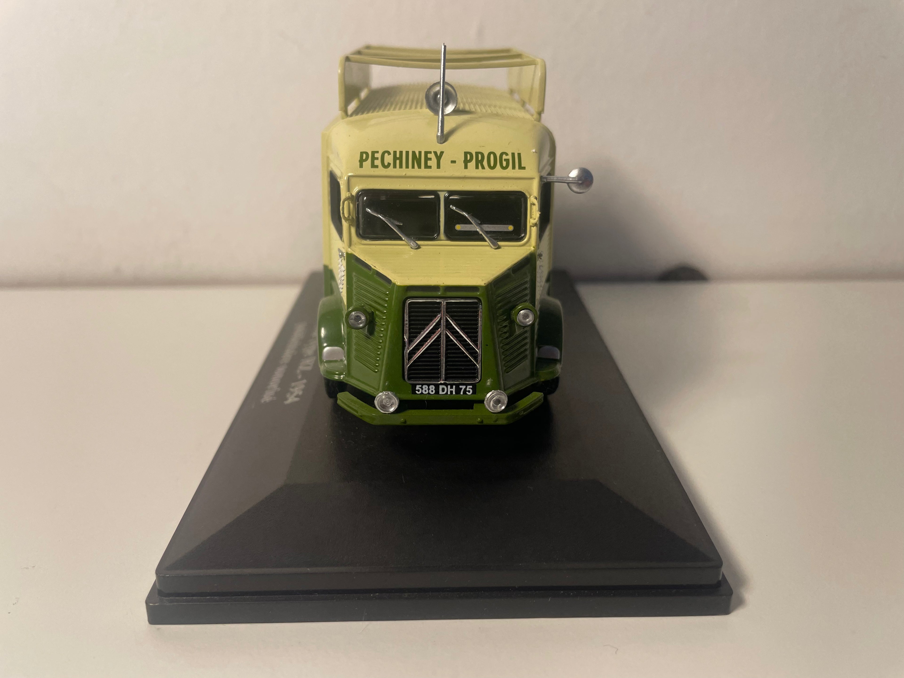 Citroën type HZ groen en beige uit 1954 - geluid reclamewagen PECHINEY - PROGYL (1 spiegel ontbreekt)