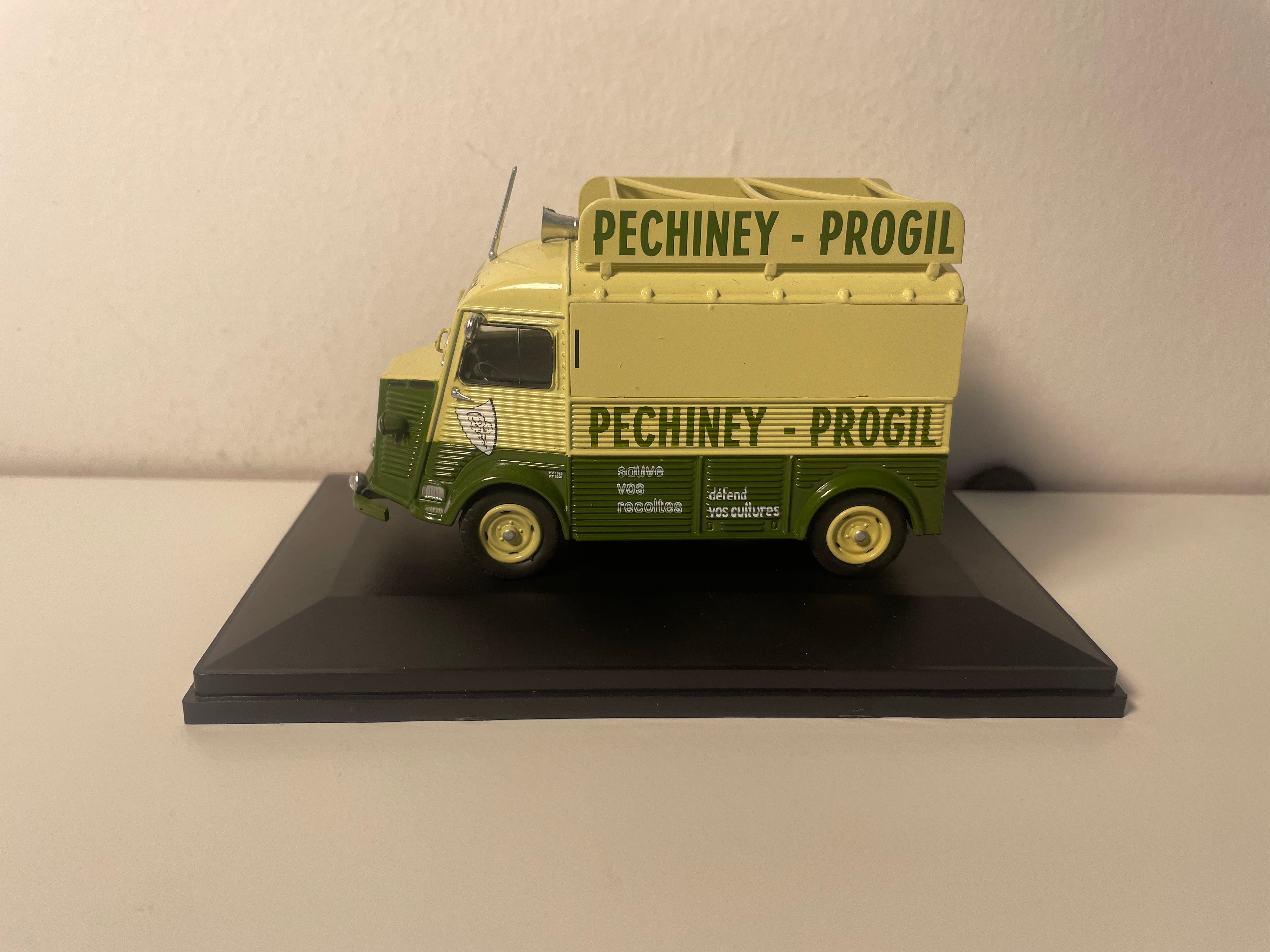Citroën type HZ groen en beige uit 1954 - geluid reclamewagen PECHINEY - PROGYL (1 spiegel ontbreekt)