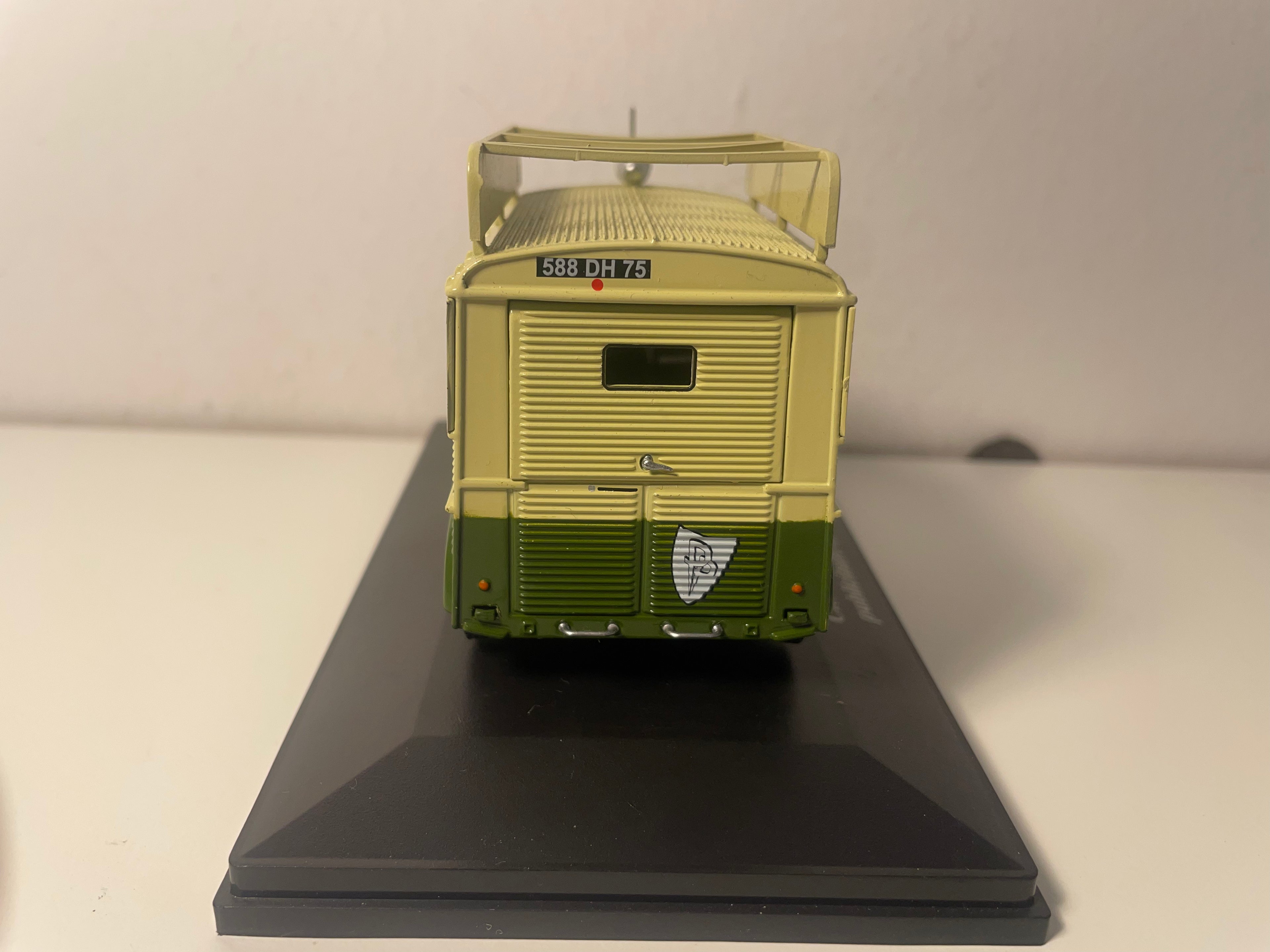Citroën type HZ groen en beige uit 1954 - geluid reclamewagen PECHINEY - PROGYL (1 spiegel ontbreekt)