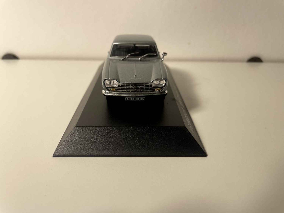 Peugeot 204 coupé grise de 1967 (voiture sous blister)