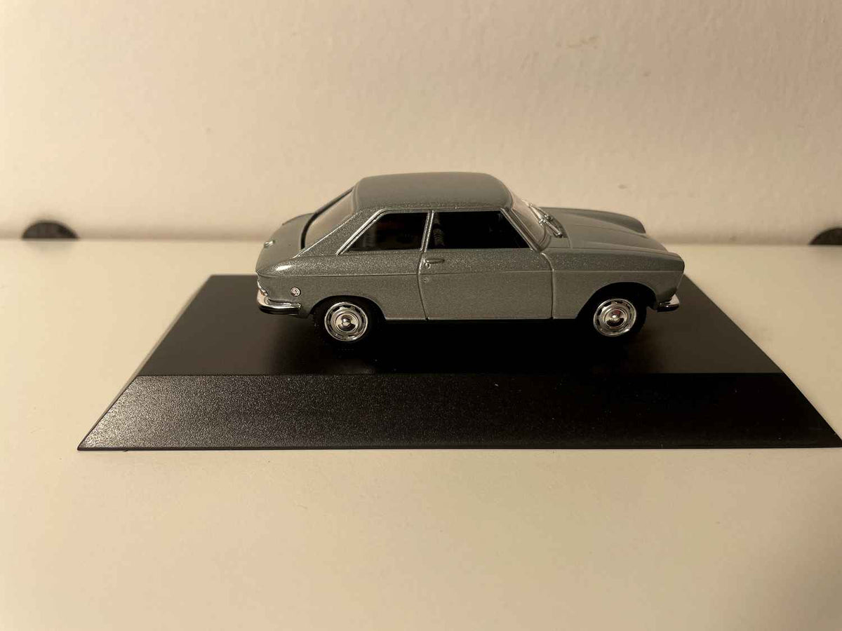 Peugeot 204 coupé grise de 1967 (voiture sous blister)
