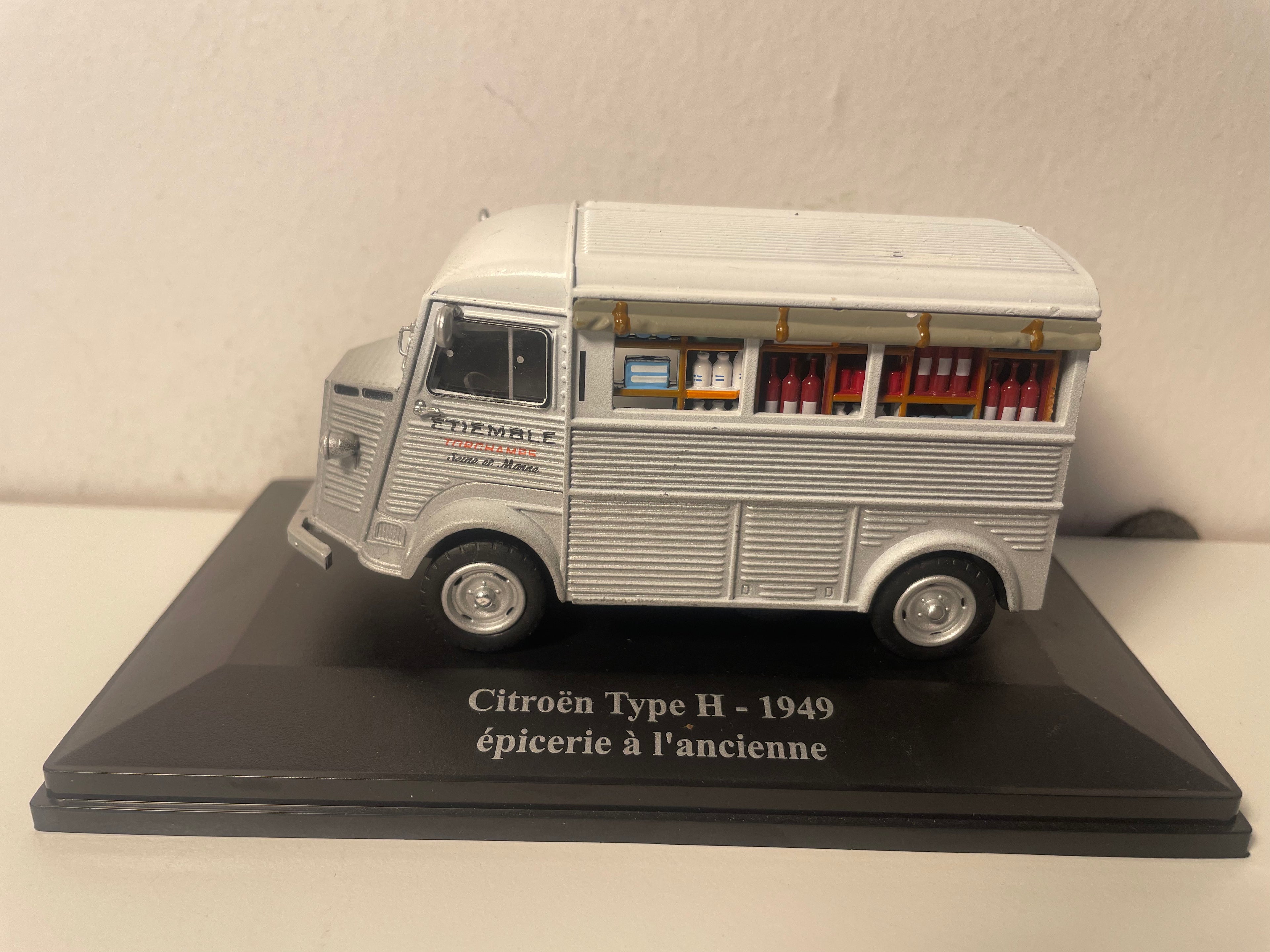 Citroën Typ H gréis aus 1949 - althergebrachte Epicerie (mat Mangel um d'Dach)