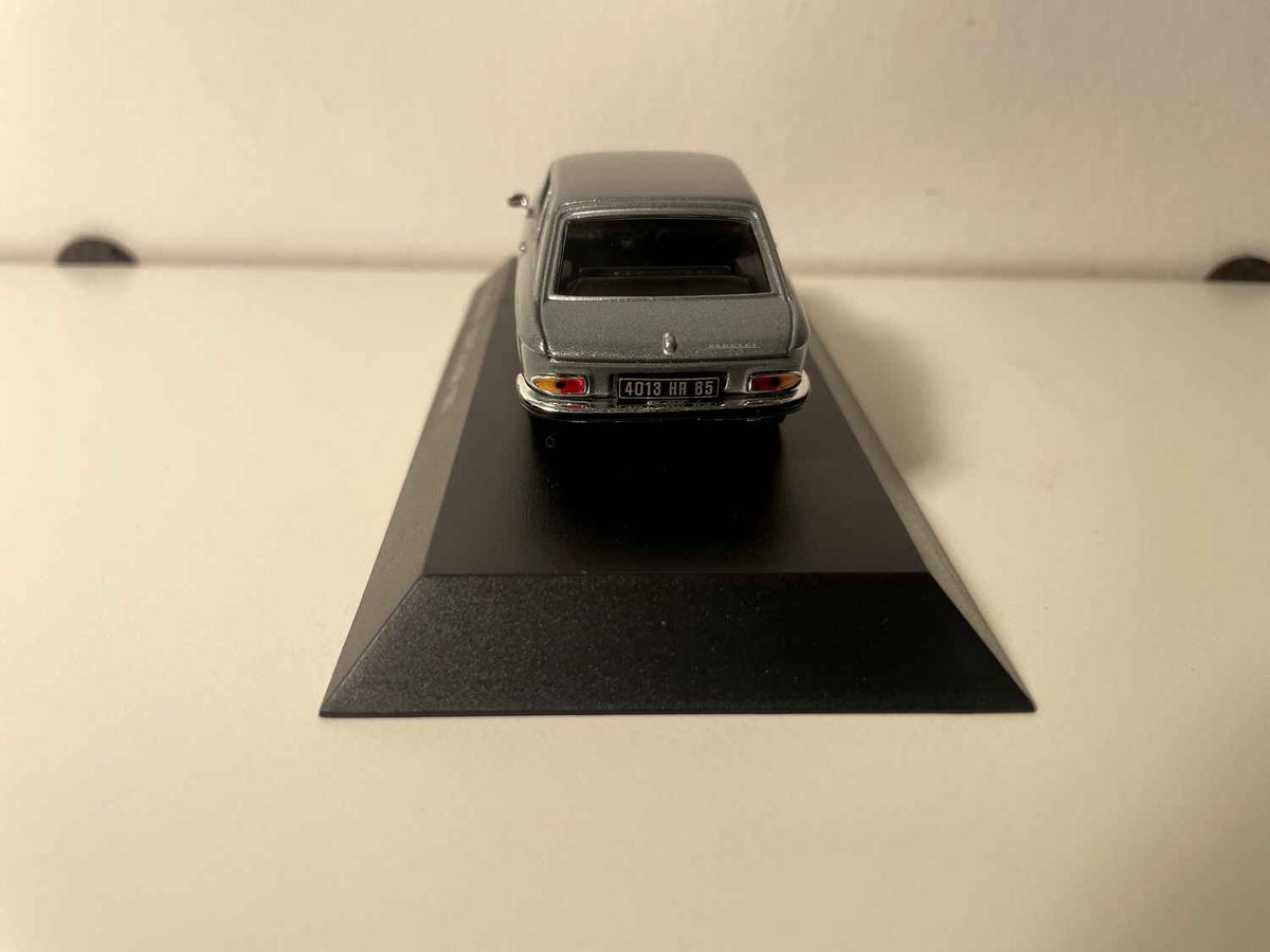 Peugeot 204 coupé grise de 1967 (voiture sous blister)