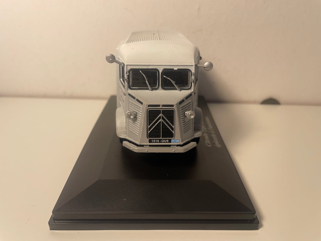 Citroën type H gris de 1949 - épicerie à l'ancienne (avec défaut de peinture sur le toit)