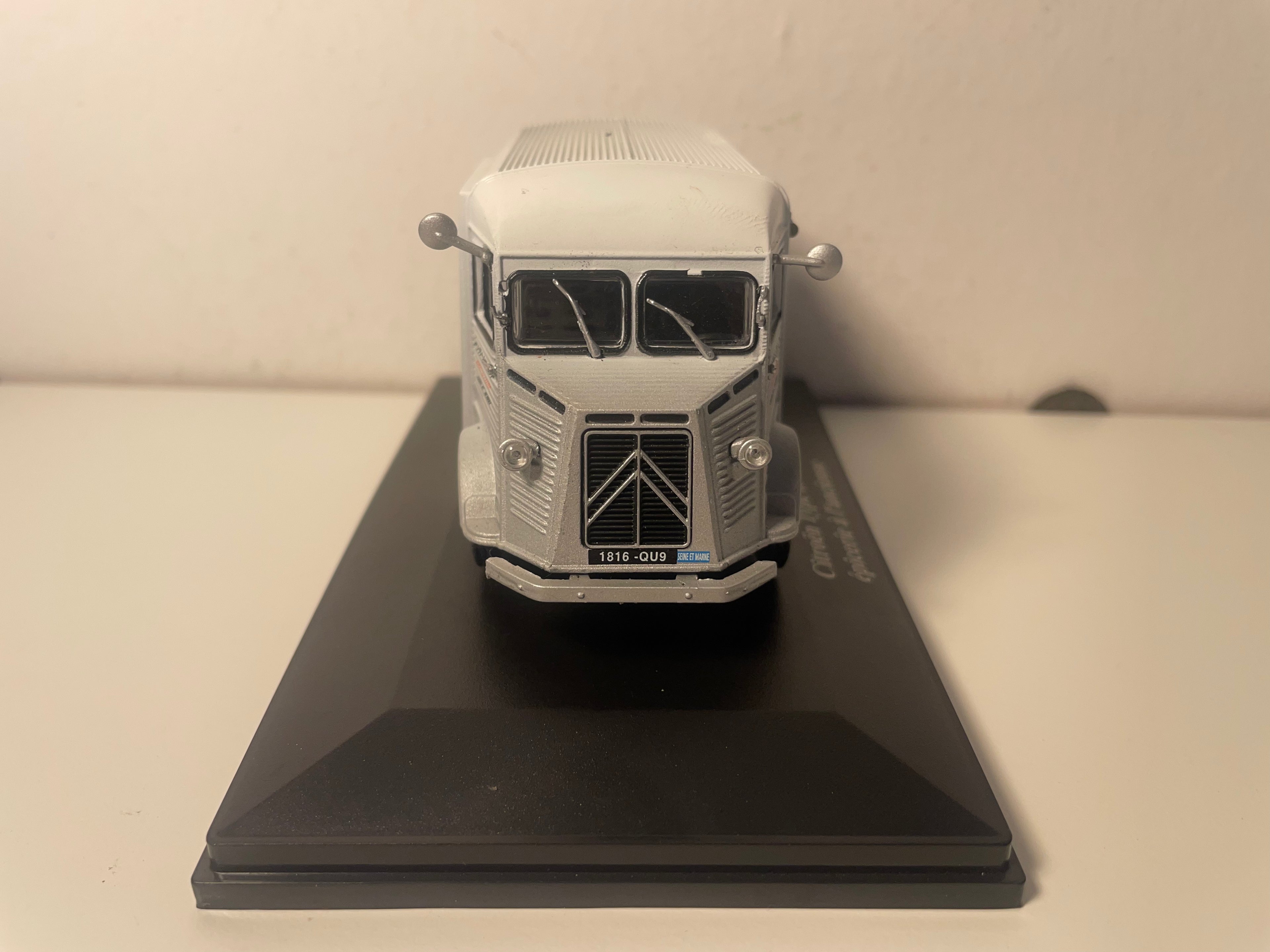 Citroën Typ H gréis aus 1949 - althergebrachte Epicerie (mat Mangel um d'Dach)