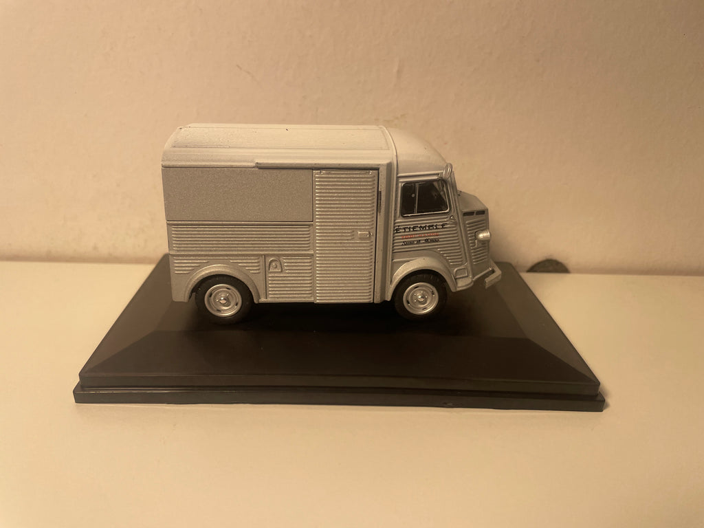 Citroën type H gris de 1949 - épicerie à l'ancienne (avec défaut de peinture sur le toit)