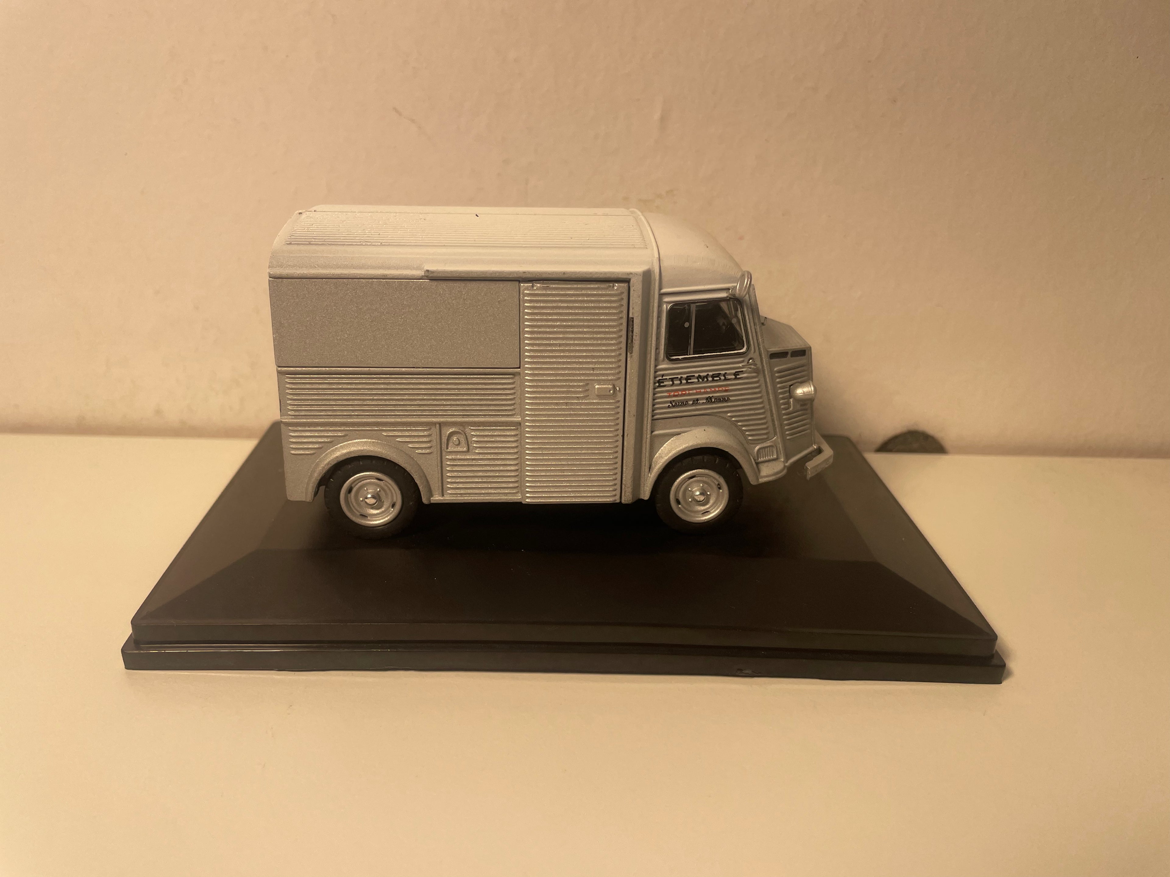 Citroën Typ H gréis aus 1949 - althergebrachte Epicerie (mat Mangel um d'Dach)